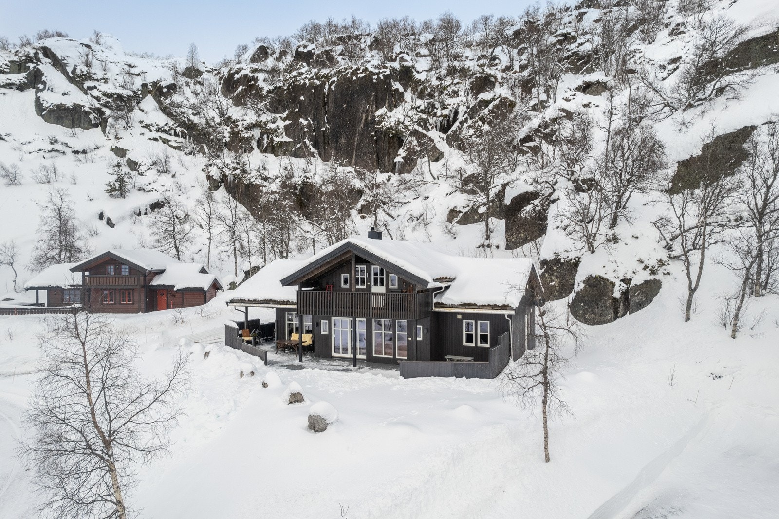 Hytten har en flott beliggenhet i et nyere hyttefelt med lite innsyn da eiendommen grenser til friluftsområde i bakkant av tomten. Galleribilde