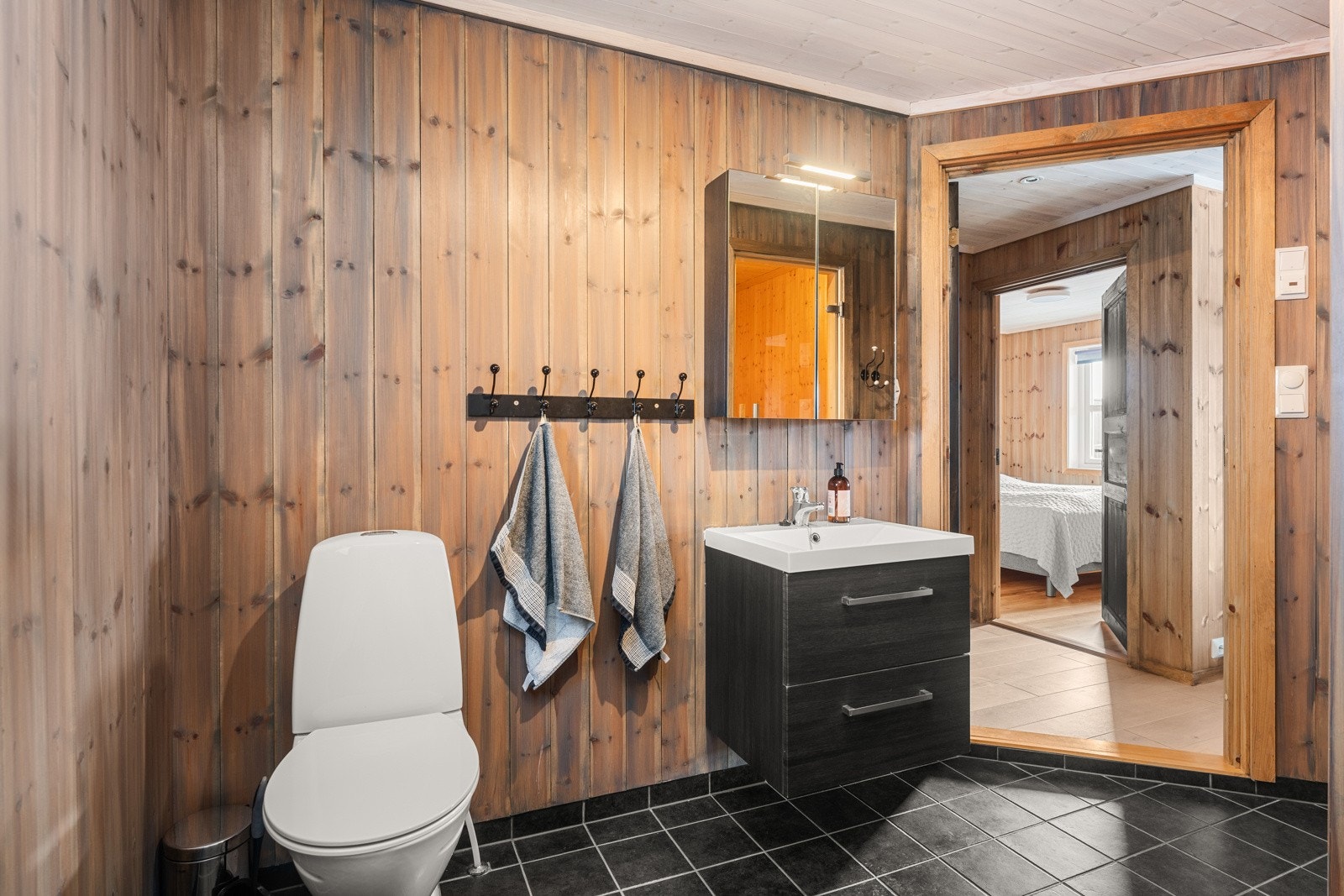 Bad II med fliser med varmekabler på gulv og panel på vegger. Fliser i dusj. Galleribilde