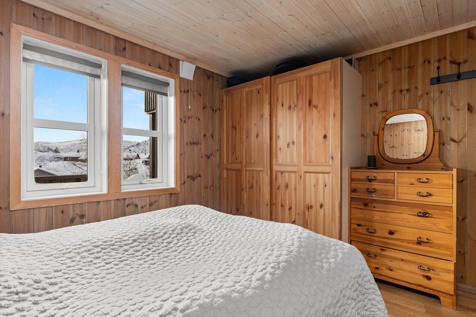 Fin utsikt mot fjellet fra soveromsvinduene. Galleribilde