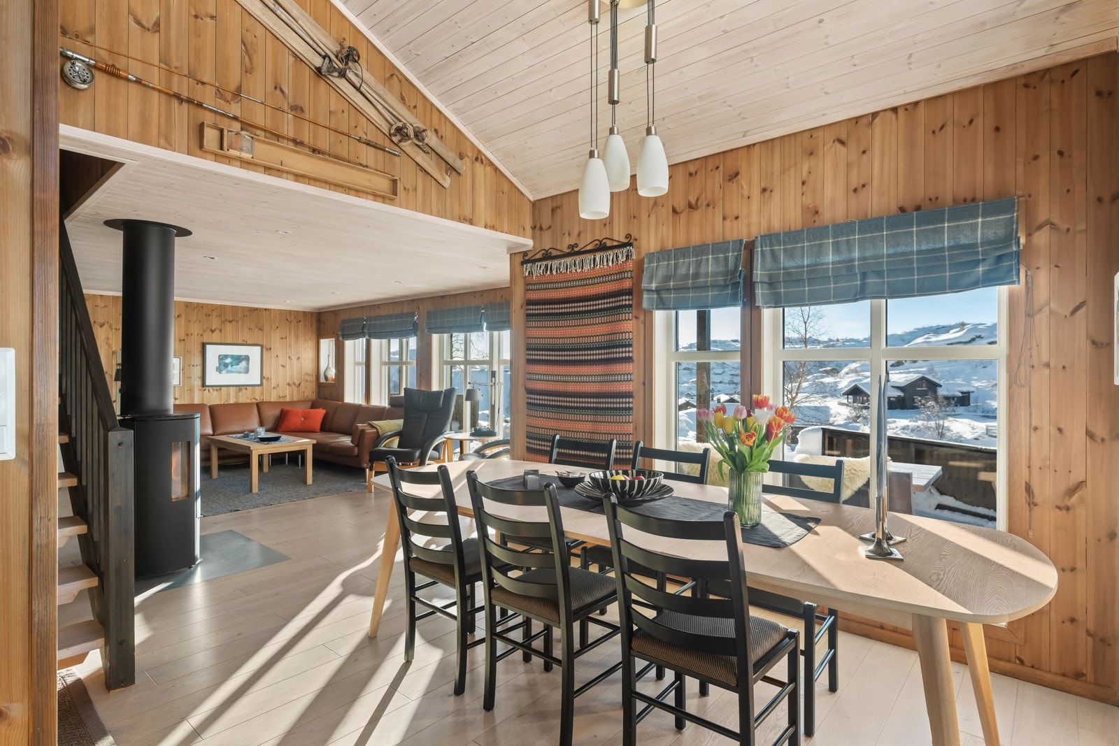 Kjøkkenet har ekstra takhøyde og god plass til langbord. Galleribilde