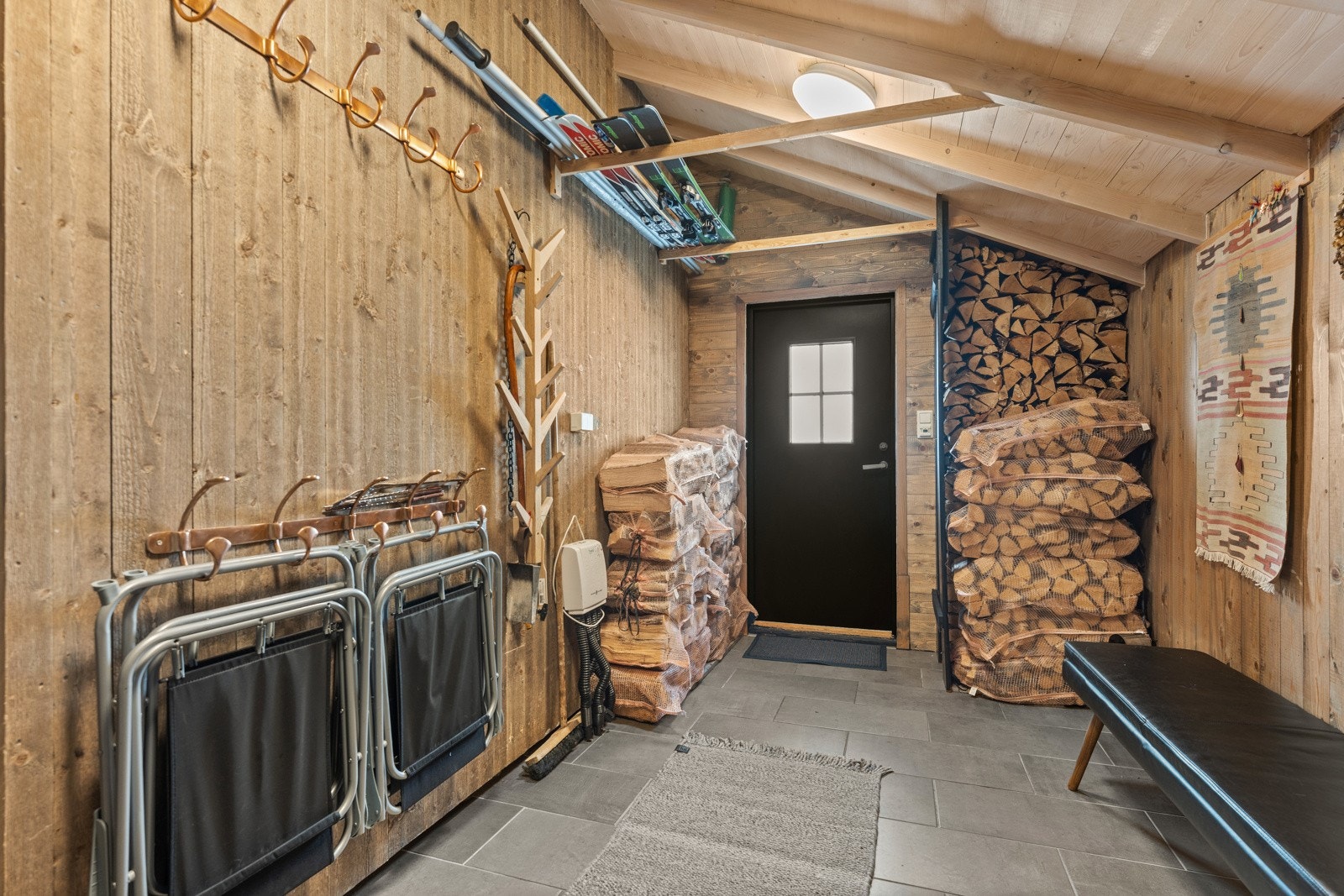 Velkommen inn! Romslig entrè med plass til vedlagring og skioppbevaring. Galleribilde