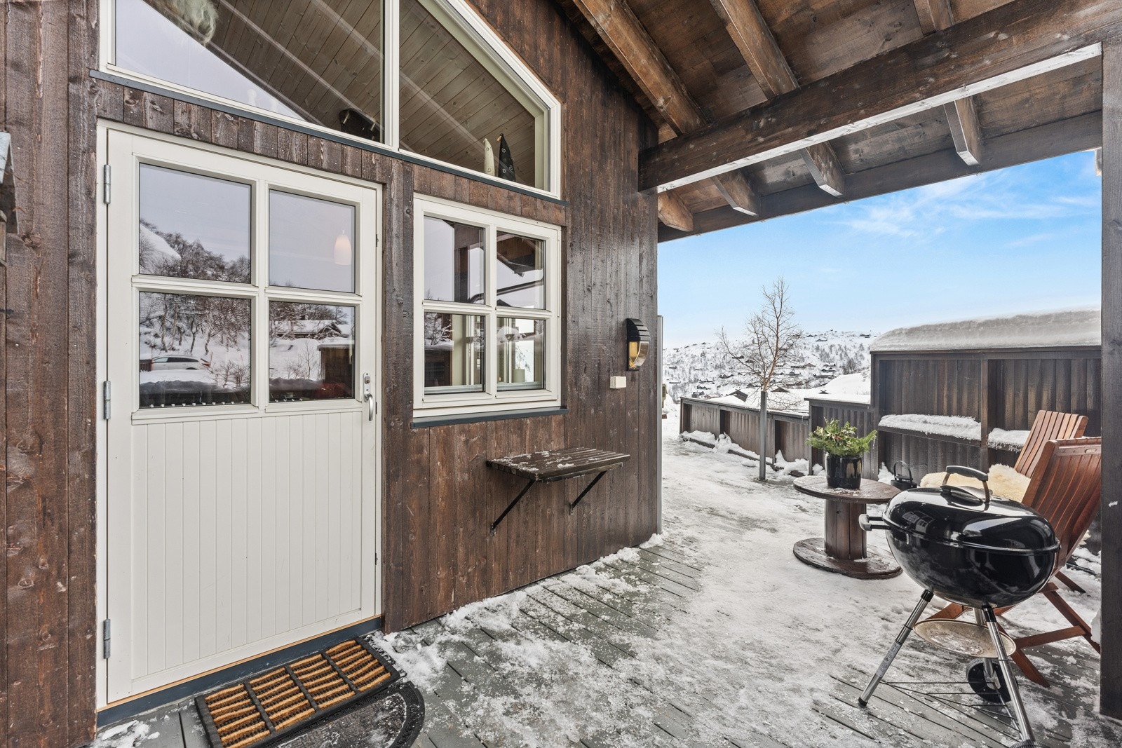 Utgang fra kjøkken til stor, solrik terrasse. Galleribilde