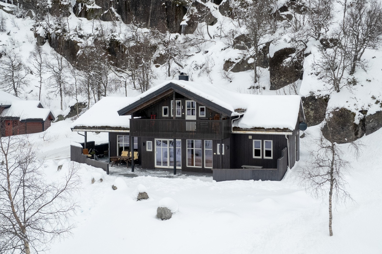 Hytten er arkitekttegnet og oppført i 2015 med solrik beliggenhet og flott utsikt. Galleribilde