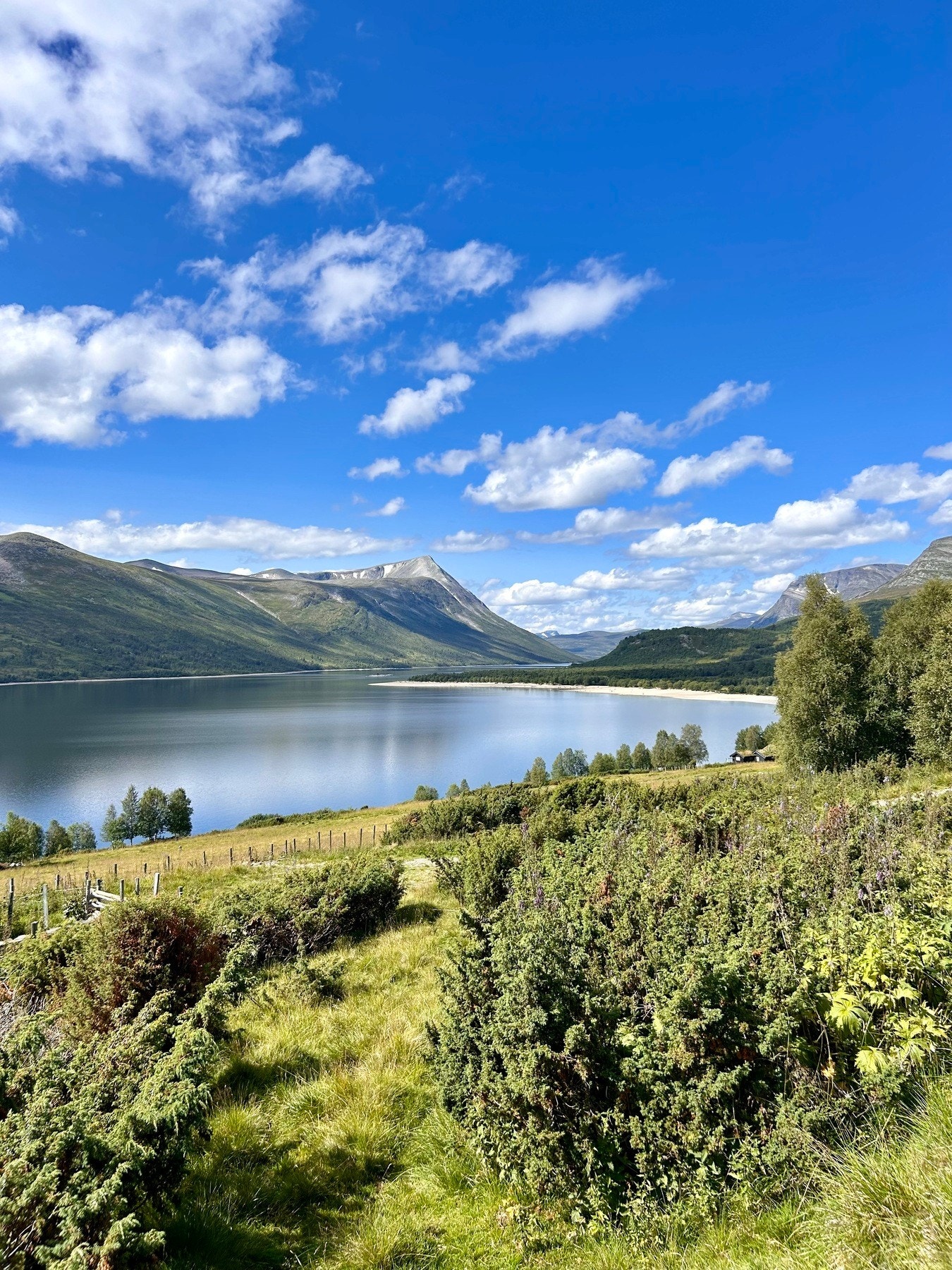 Sommer som vinter får du et unikt friluftsområde med turstier, sykkelstier, jakt- og fiskemuligheter og spektakulær natur. Galleribilde