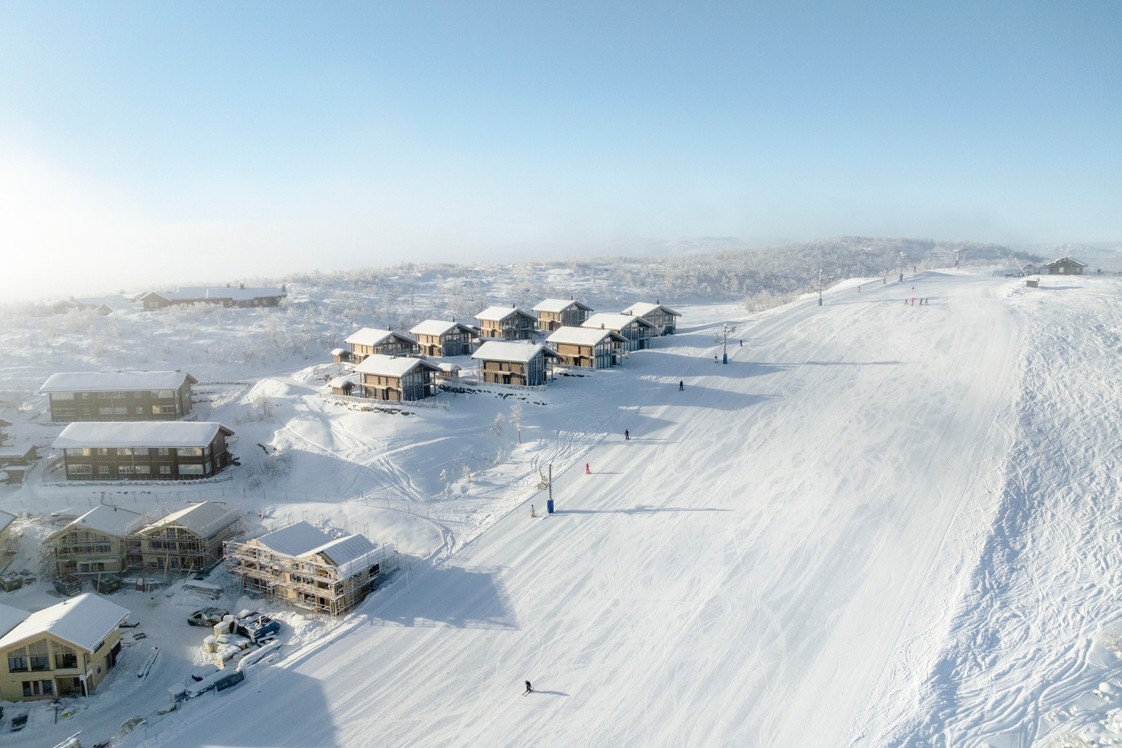 Dette chaletet ligger perfekt plassert tett inntil alpinbakken - enklere blir det ikke! (Foto: Paul Lockhart) Galleribilde