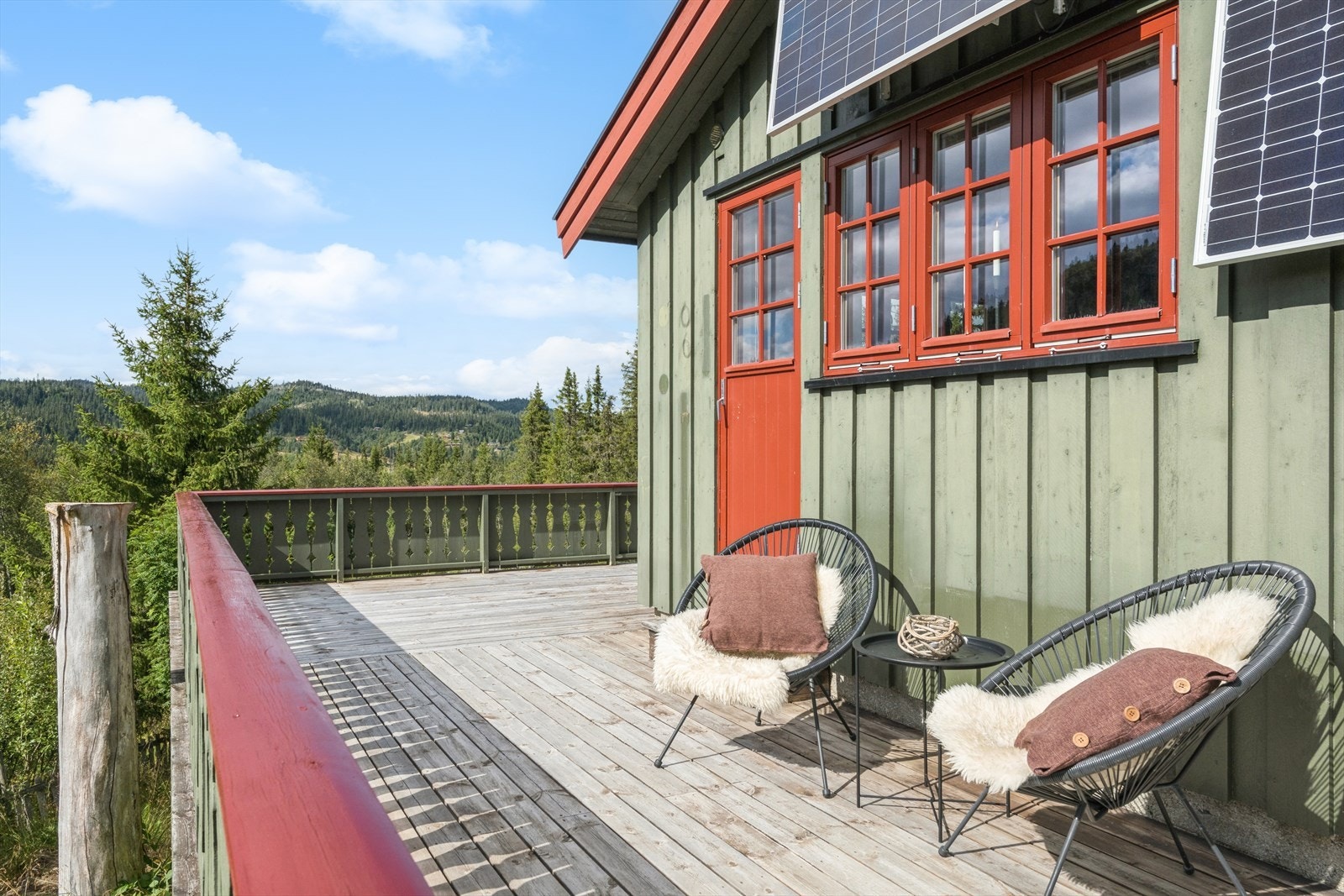 På terrassen kan venner og familie samles til hyggelige stunder, gjerne på vakre sommerdager eller lune høstkvelder. Galleribilde