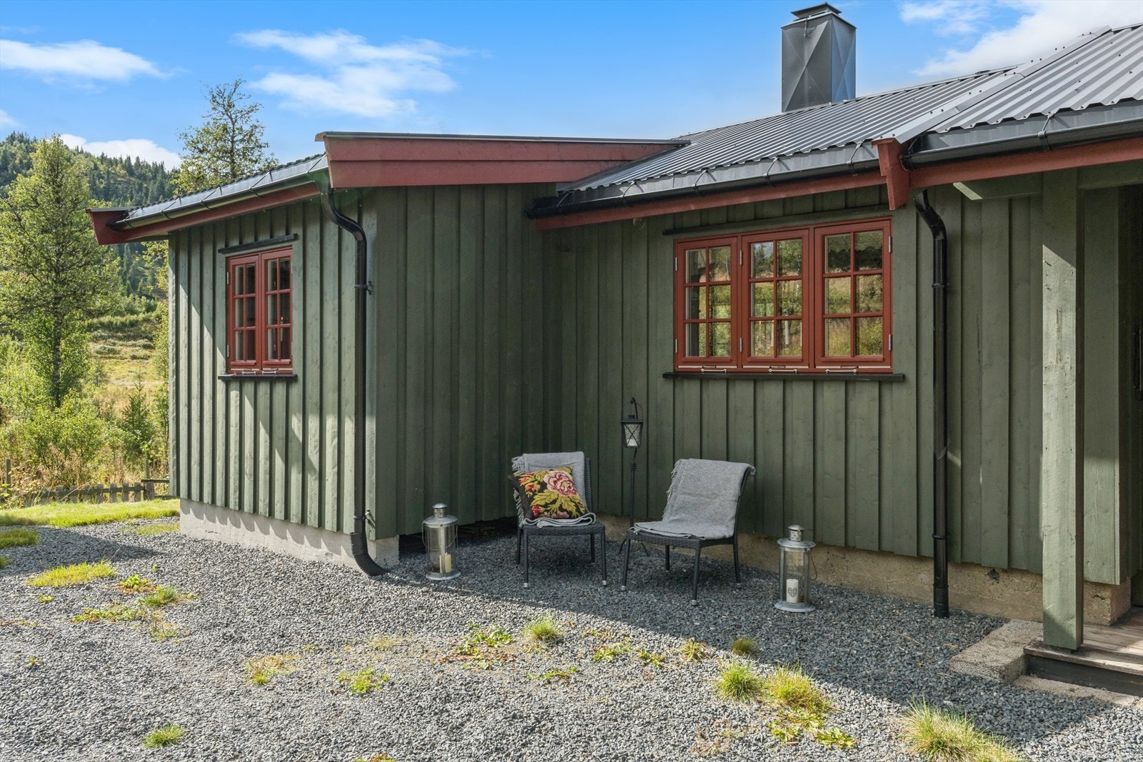 På tunet er det flere uteplasser og terrasser som gjør det enkelt å finne både sol og skygge gjennom dagen. Galleribilde