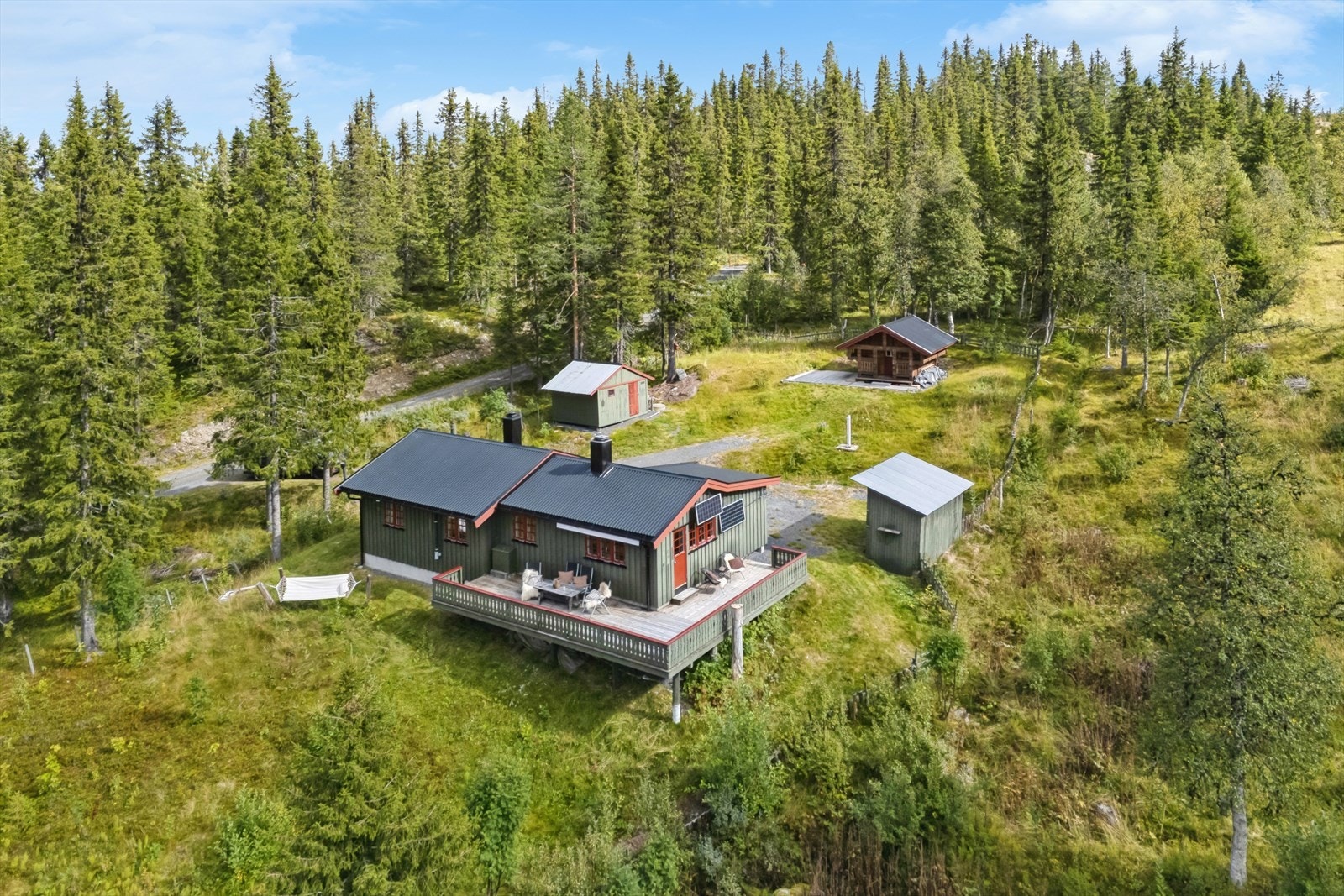 Eiendommen består av hytte, to uthus og et stabbur som benyttes til anneks. (Fotograf: Tor Solberg) Galleribilde
