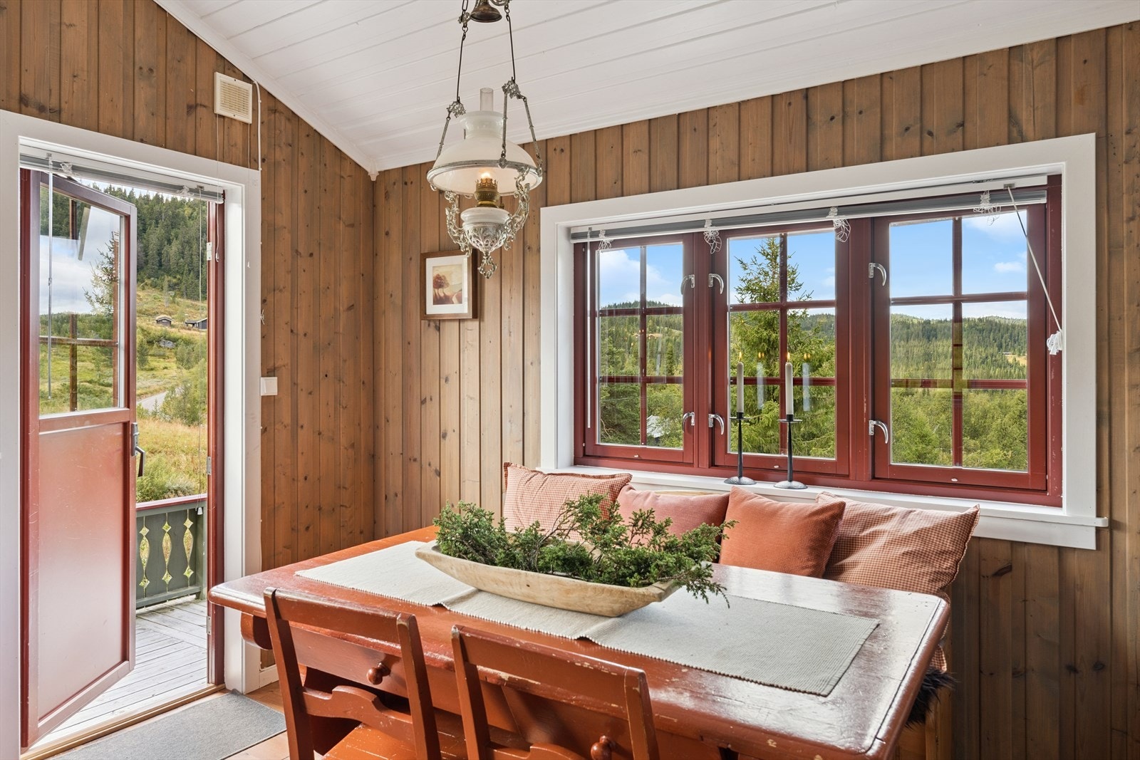 Den praktiske utgangen til terrassen gjør at man enkelt kan spise ute, eller rett og slett bare grille ute og spise inne. Galleribilde