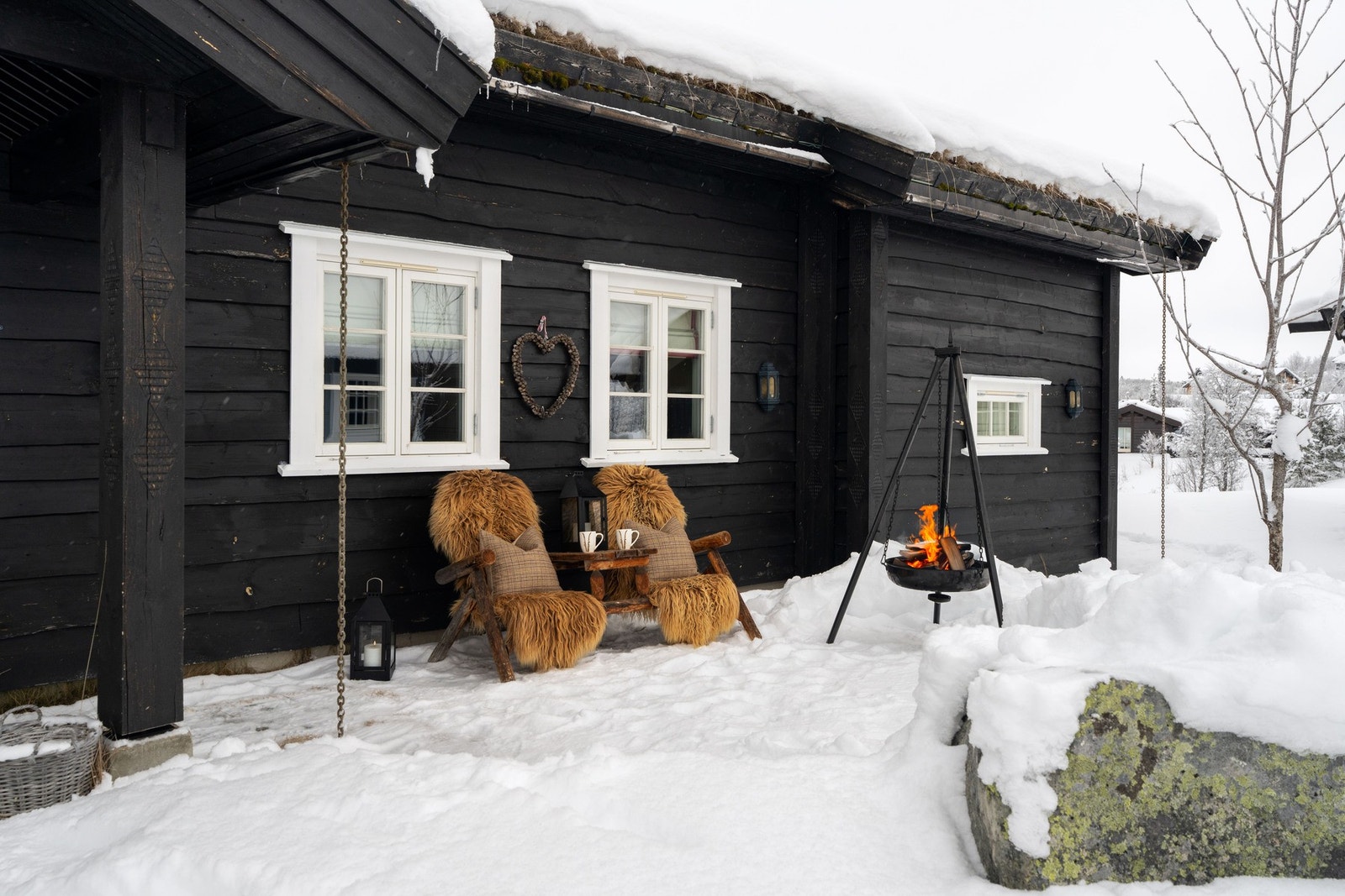 En lun uteplass med bålpanne blir et naturlig samlingspunkt året rundt. Galleribilde