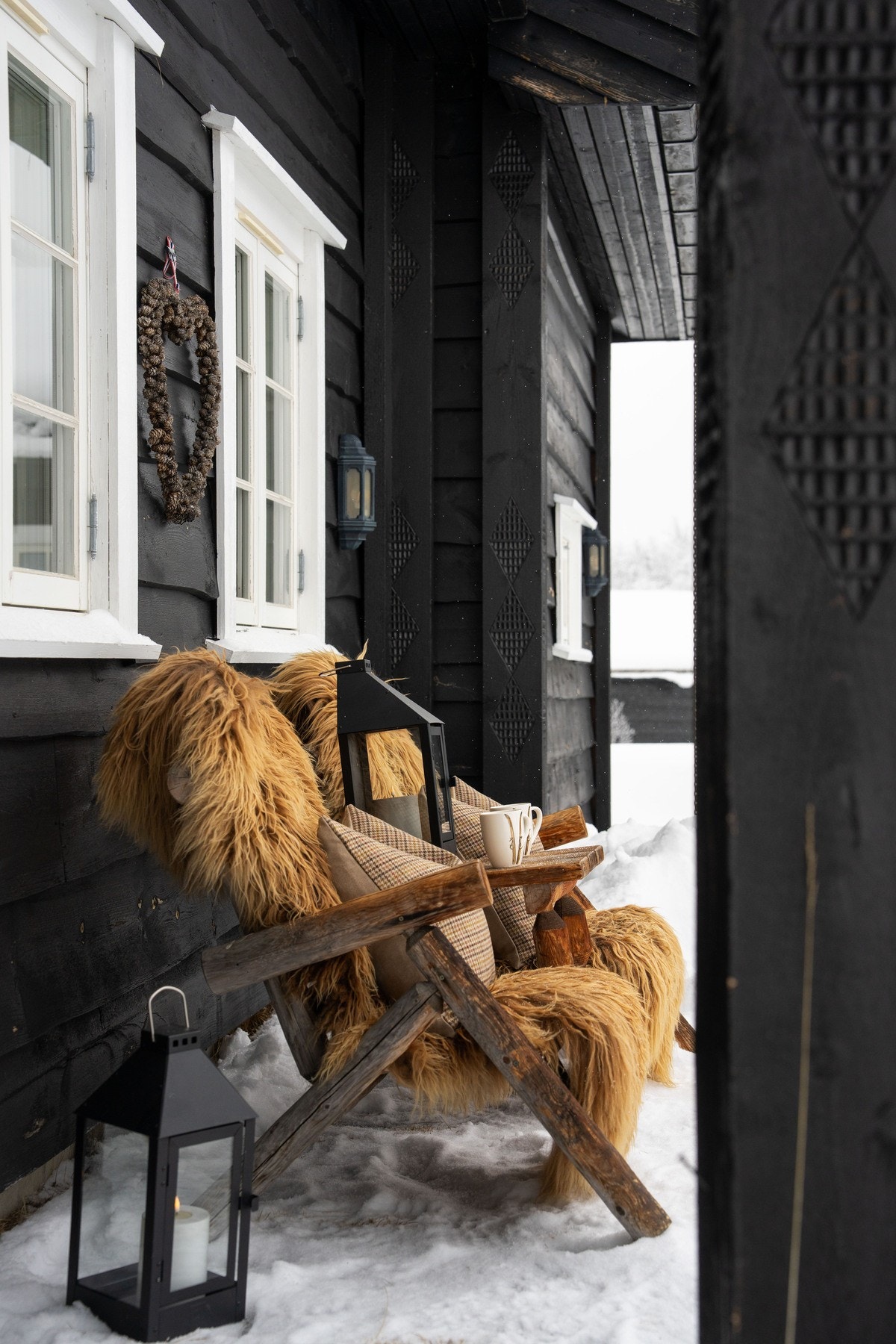 Hyttelivet leves ute og rundt hytta kan du følge solen gjennom dagen og alltid finne en skjermet, lun plass - uansett vær og vind. Galleribilde
