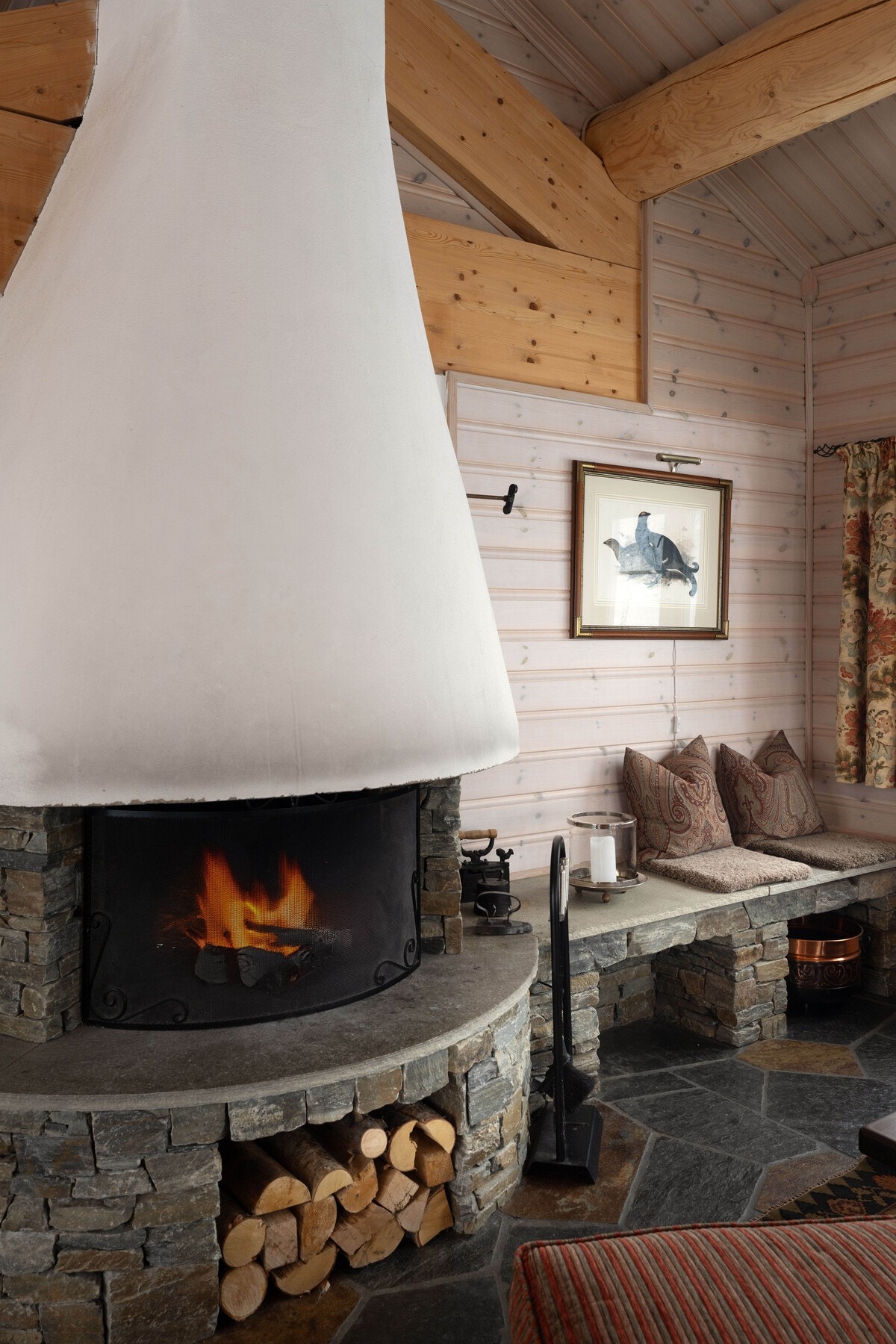 Peisen smykker stuen og gir en herlig hyttefølelse. Galleribilde