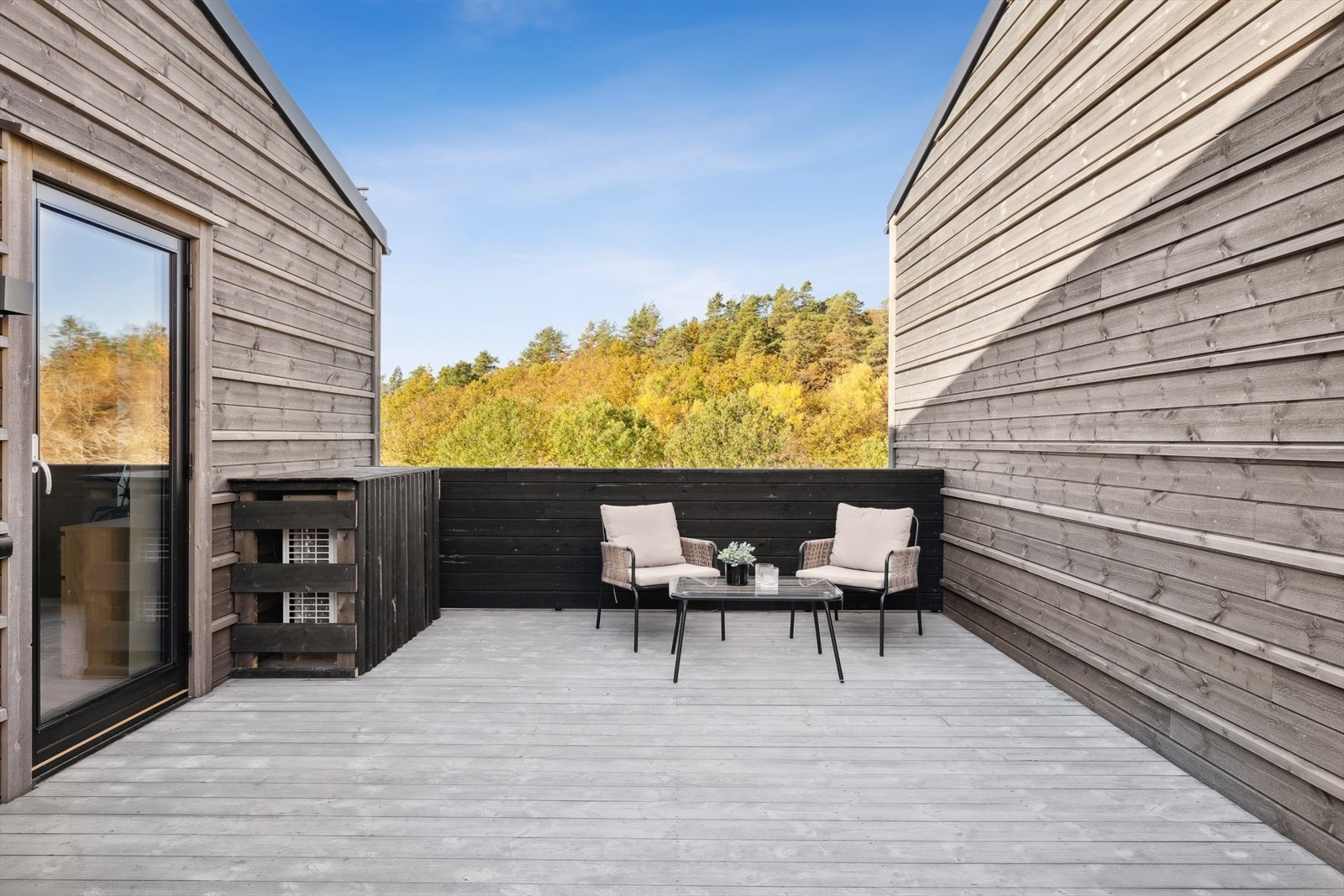 Fra loftsgangen er det utgang til skjermet solterrasse til stor glede på gode og varme sommerdager. Galleribilde