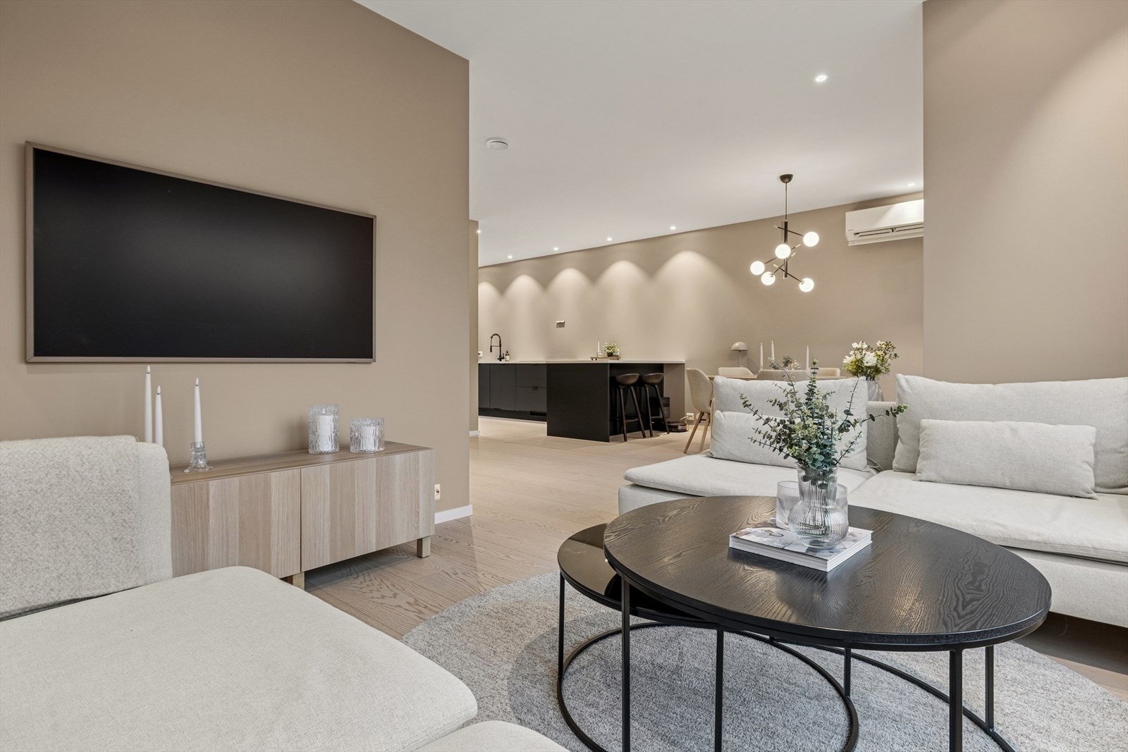 Gjennomtenk, lys, praktisk og åpen planløsning mellom stue og kjøkken. Galleribilde