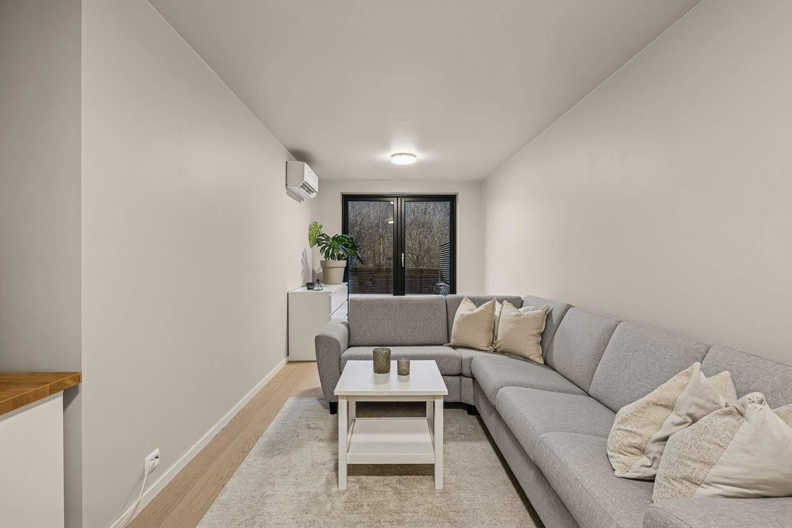 Boligen har en romslig kjellerstue med utgang til hage. Galleribilde