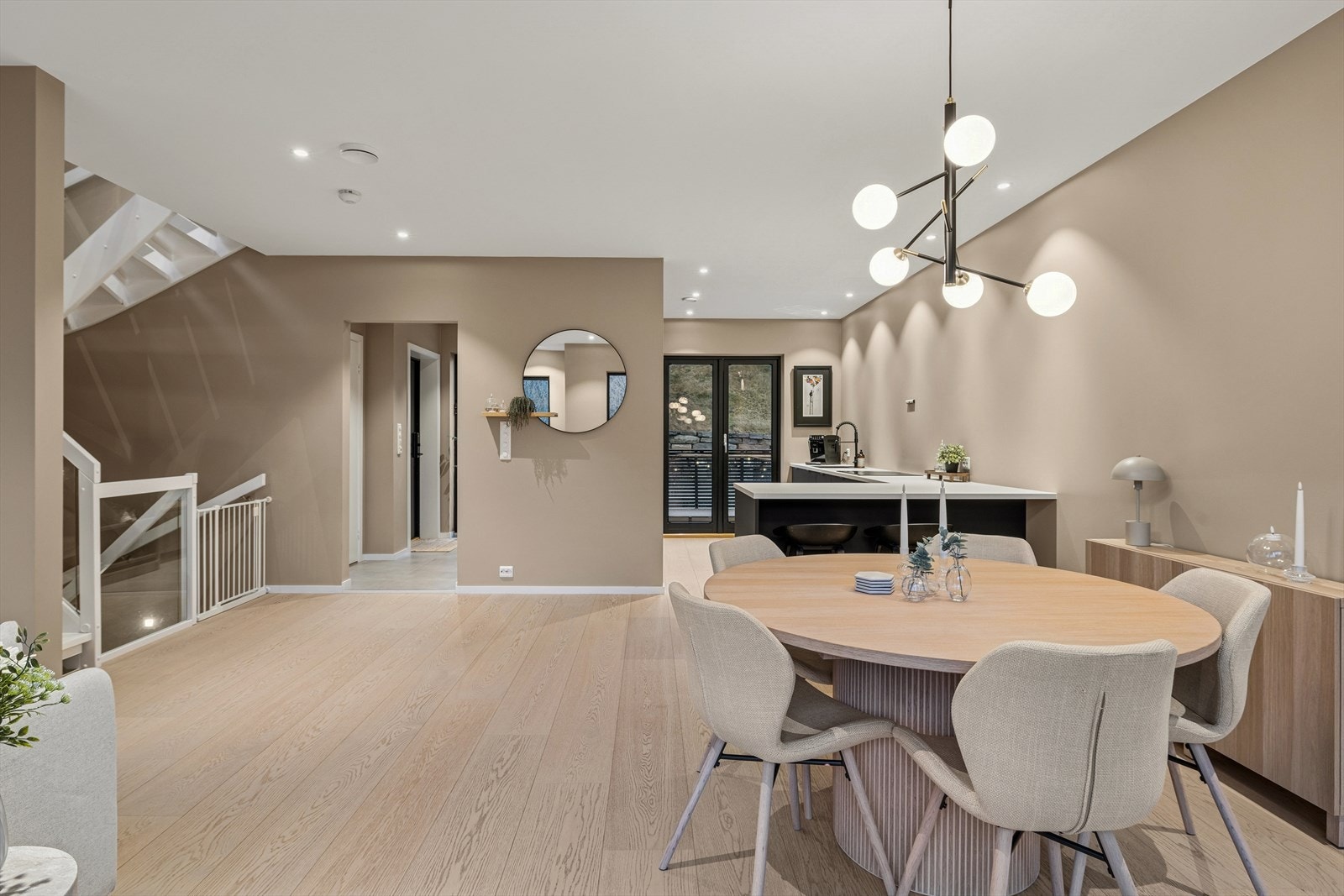 Spisestue i åpen løsning mot kjøkken, stilrent og innbydende rom for både hverdag og fest. Galleribilde