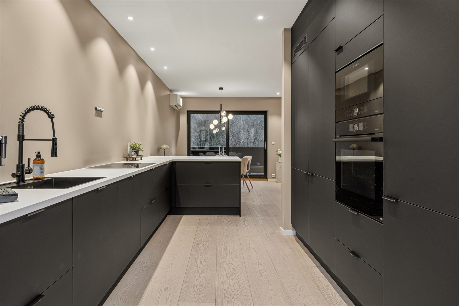 Velutstyrt og delikat kjøkken, innredning med glatte fronter. Galleribilde