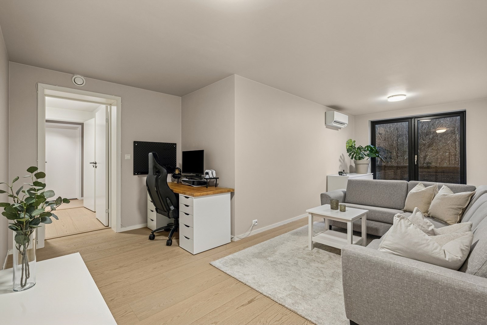 Kjellerstuen som er av god størrelse har god plass til kontorløsning og sofa. Rommet er også perfekt som et fjerde soverom eller gjesterom. Galleribilde