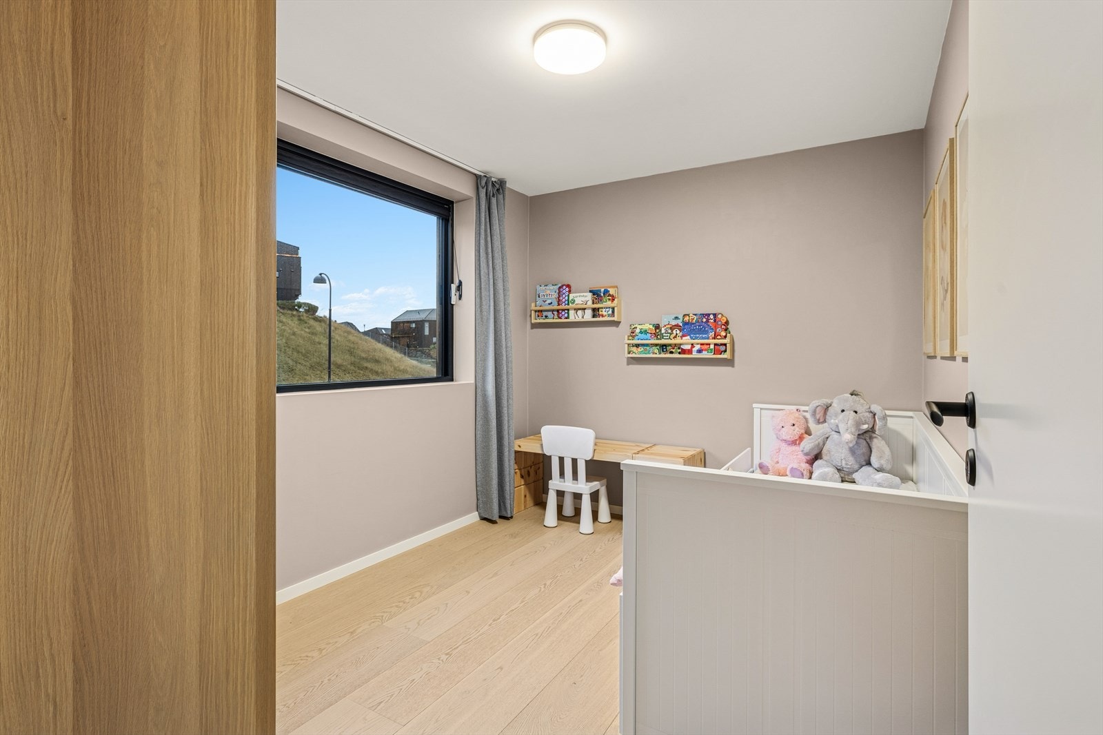 Soverom for den aller minste. Her er det god plass for lek og moro. Galleribilde