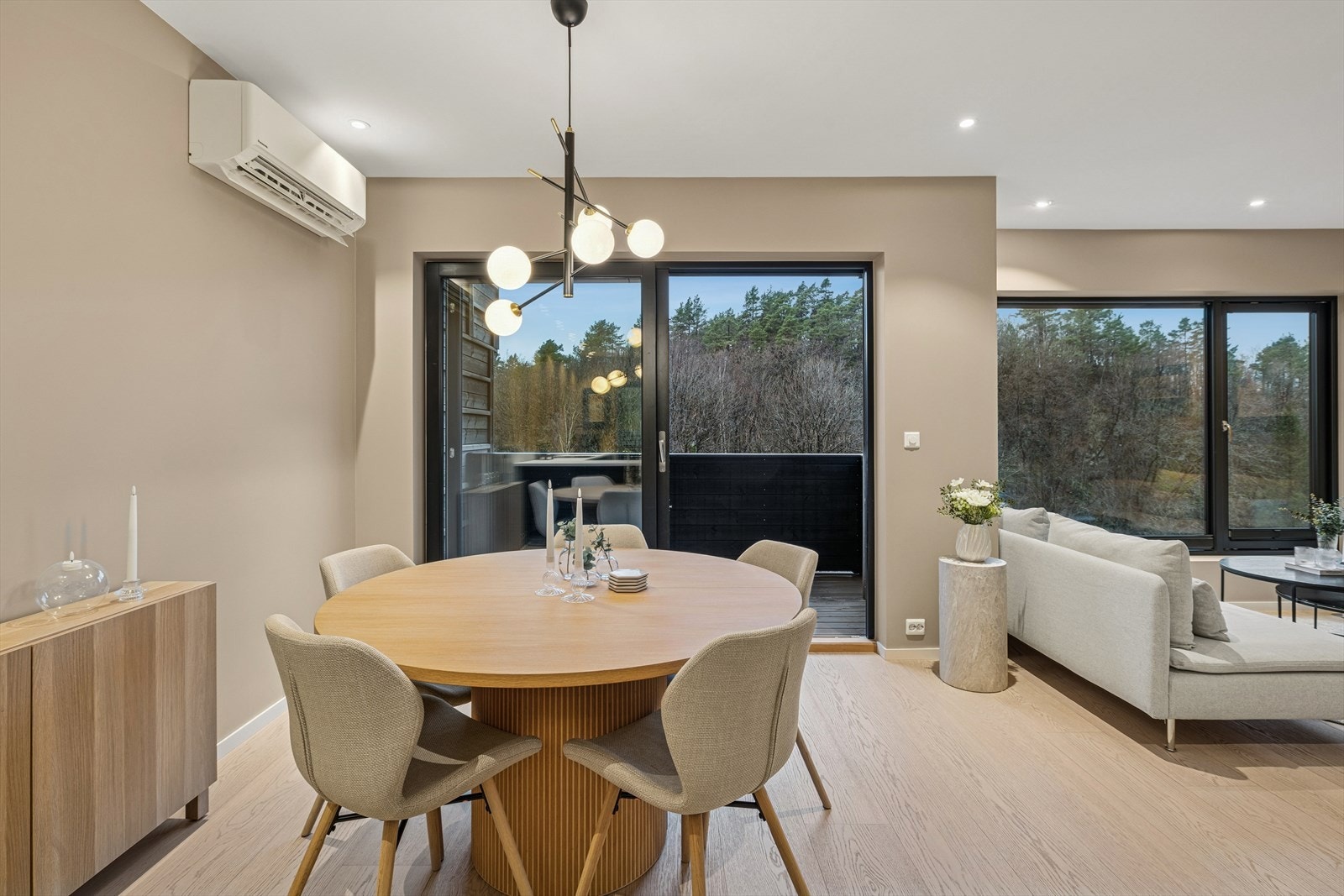 Fra spisestuen med utgang til solrik balkong. Galleribilde