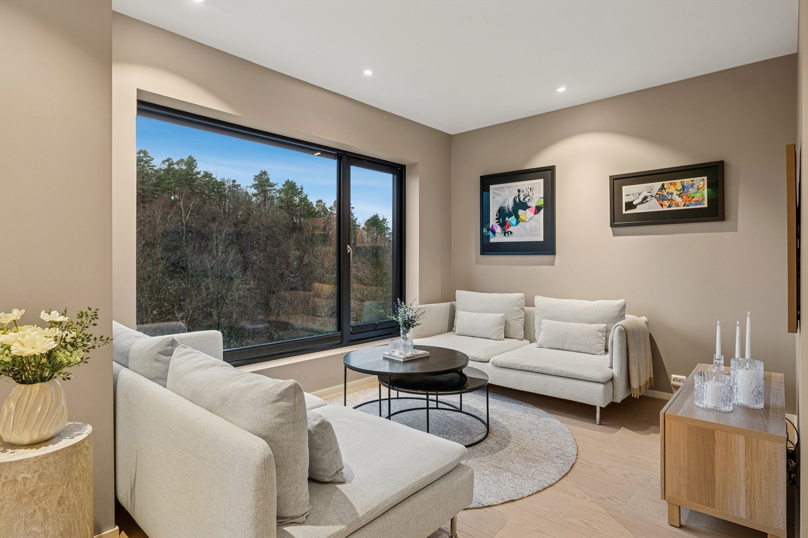 Meget pen stue med store vindusflater som slipper inn mye naturlig lys. Galleribilde