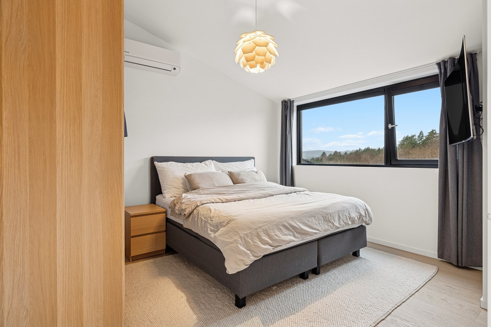 Lyst og trivelig soverom med god plass til dobbeltseng og nattbord. Galleribilde