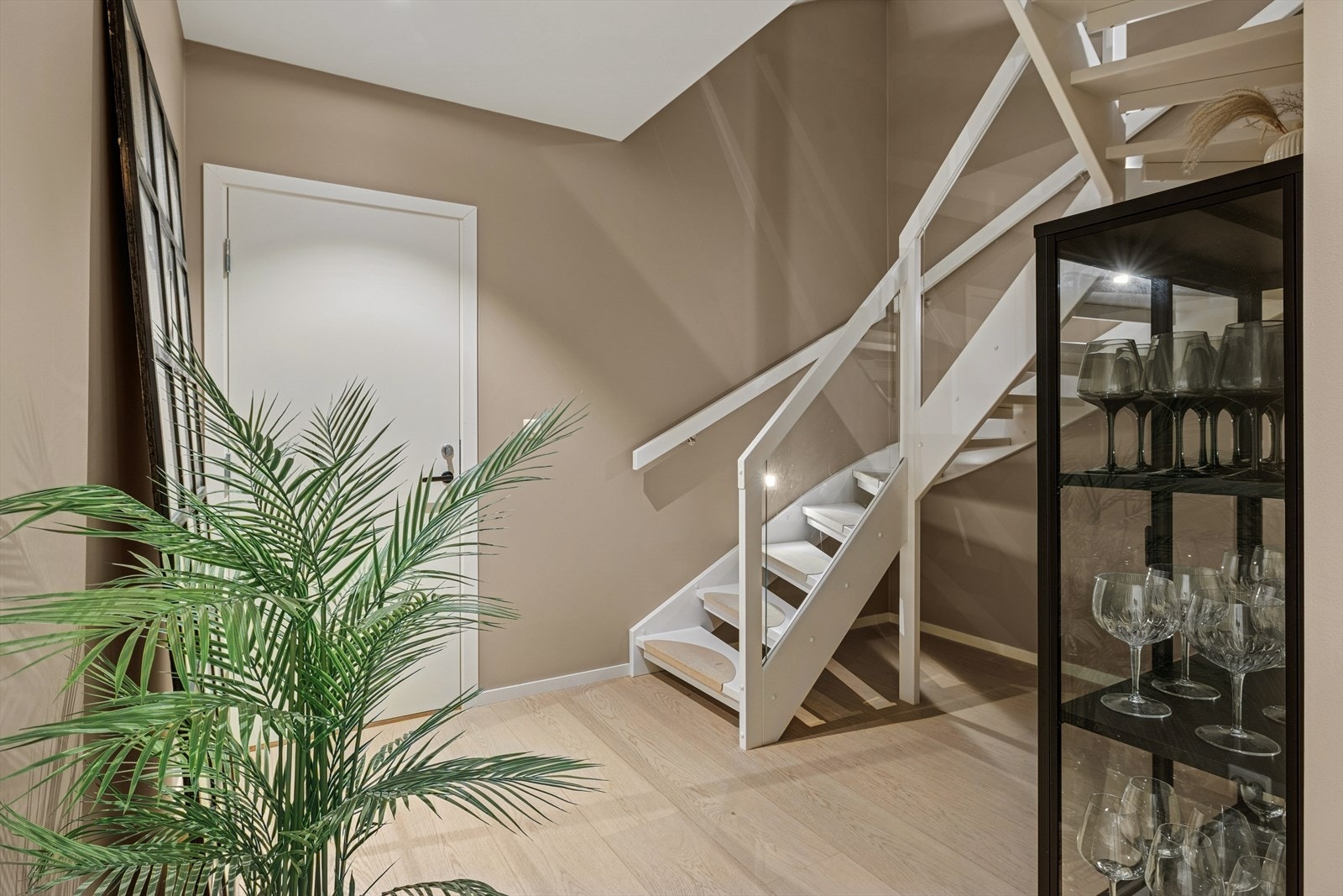 Underetasje med flott trappeoppgang. Galleribilde