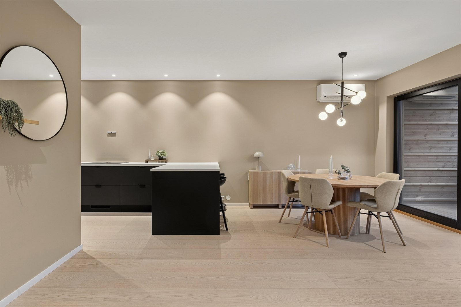 Mellom stue og kjøkken med spisegruppe som du kan dekke på og invitere inn til sosiale sammenkomster og hyggelige måltider. Galleribilde