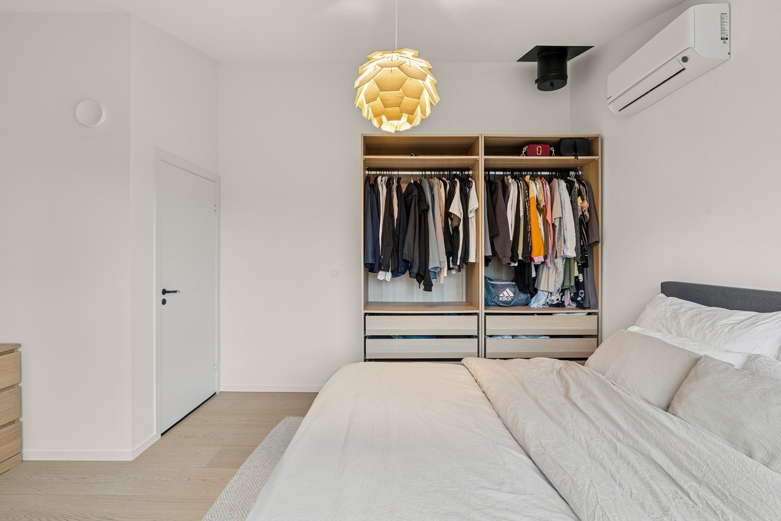 Soverom med smart garderobeløsning, rikelig med oppheng og skuffer for optimal oppbevaring. Galleribilde