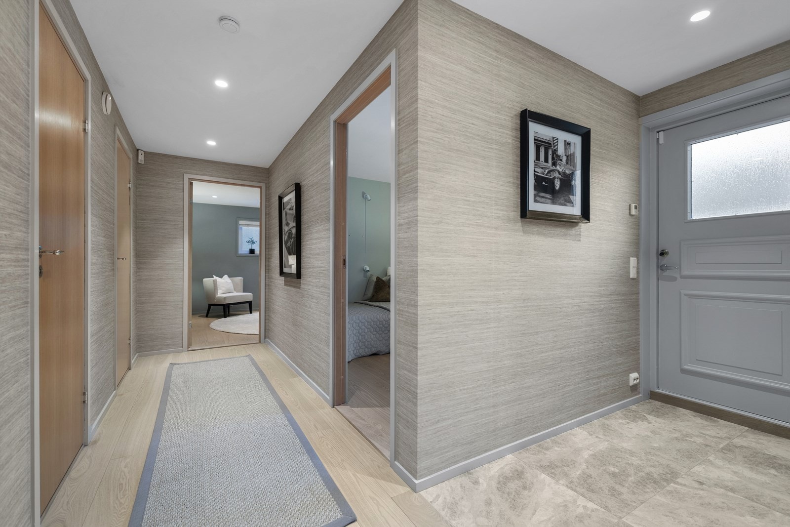 Til høyre er det utgang til hagen. Kjellerstuen ser man rett frem. Galleribilde