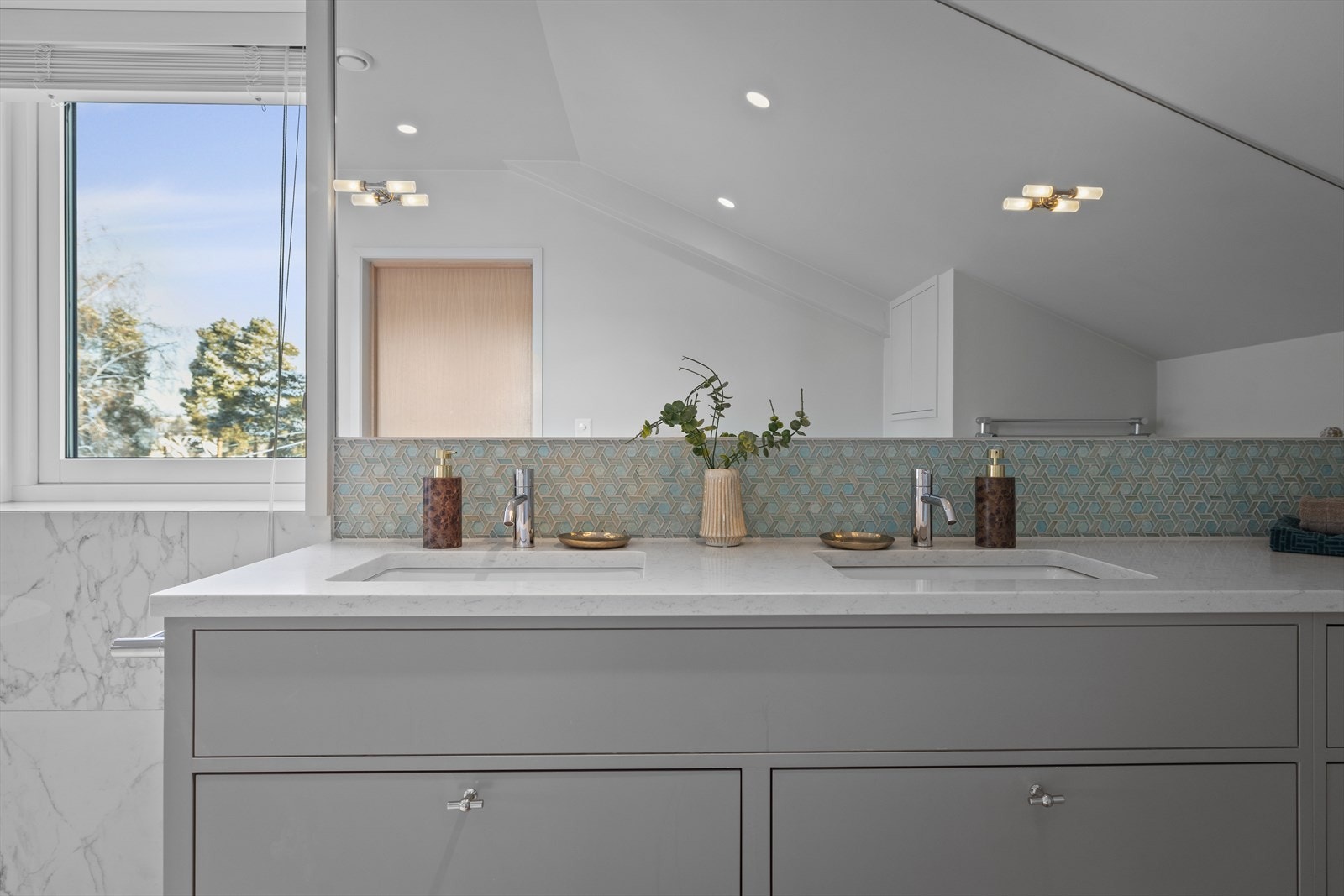 Dobbelservant er svært praktisk i hverdagen. Benkeplaten er i silestone med stort tilpasset speil over. Galleribilde