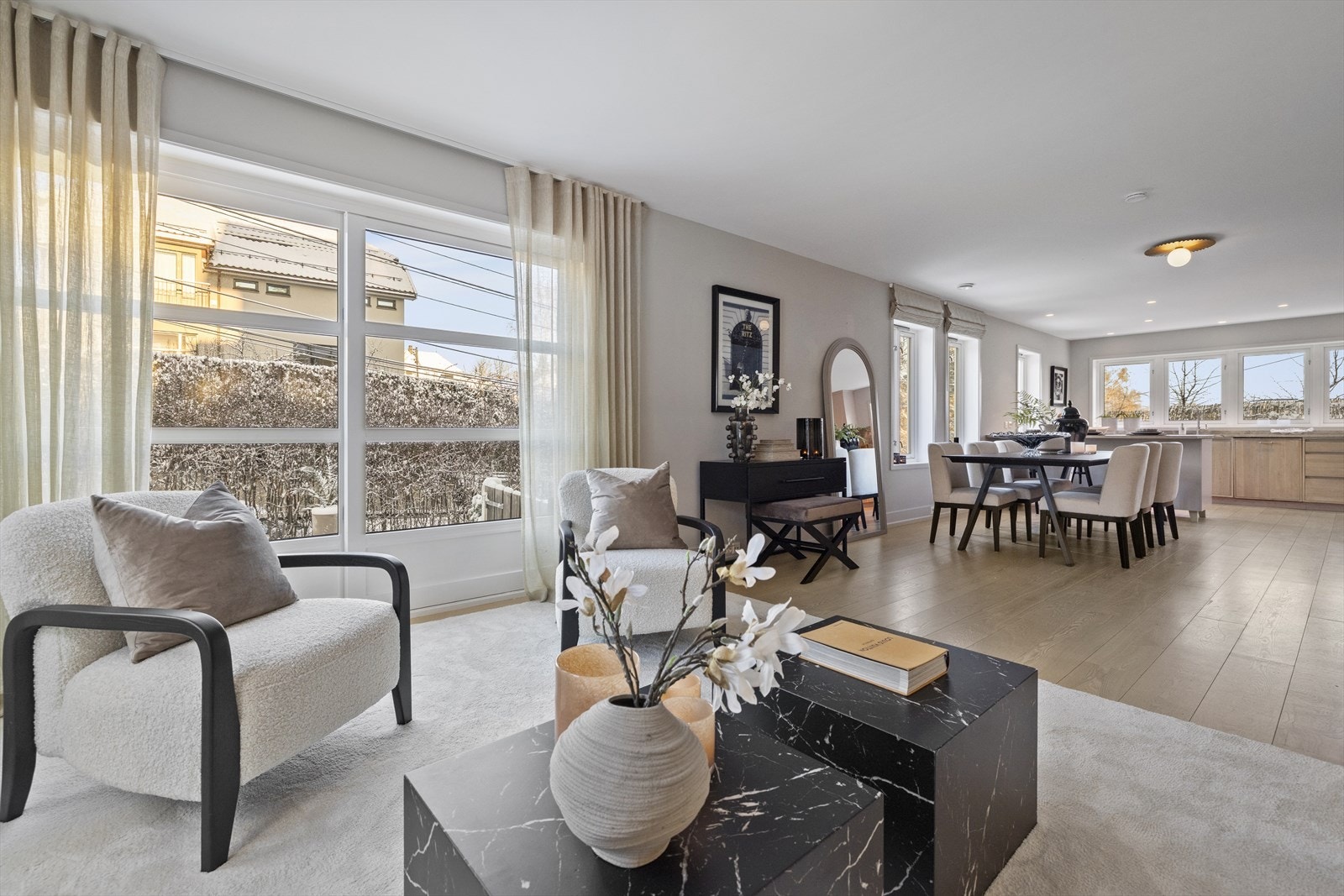 Stor skyvedør ut mot terrassen. Lampene i taket medfølger. Galleribilde