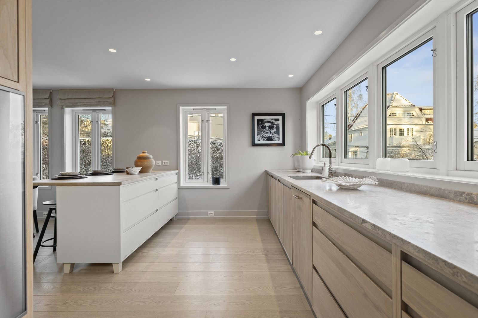 Integrerte hvitevarer med dobbelt kjøleskap, fyseskuff med isbitdispenser, komfyr og platetopp fra Gaggenau og oppvaskmaskin fra Miele. Galleribilde