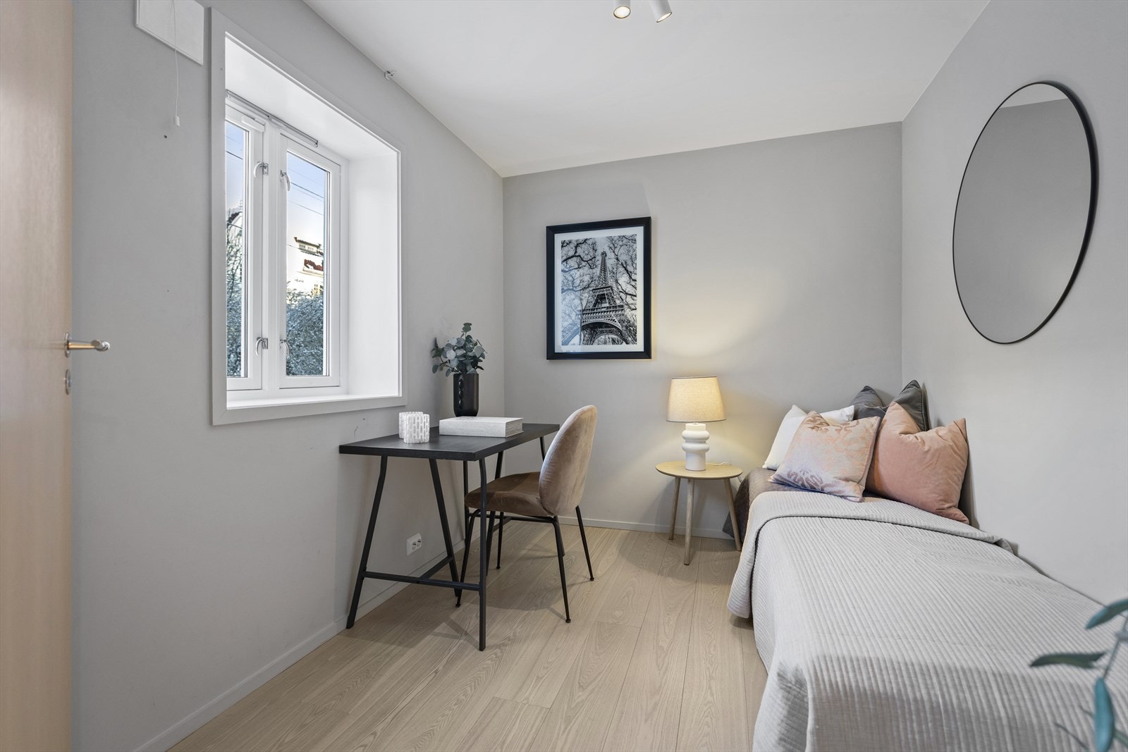 Soverom 1 i underetasjen med vindu ut mot hagen. Galleribilde