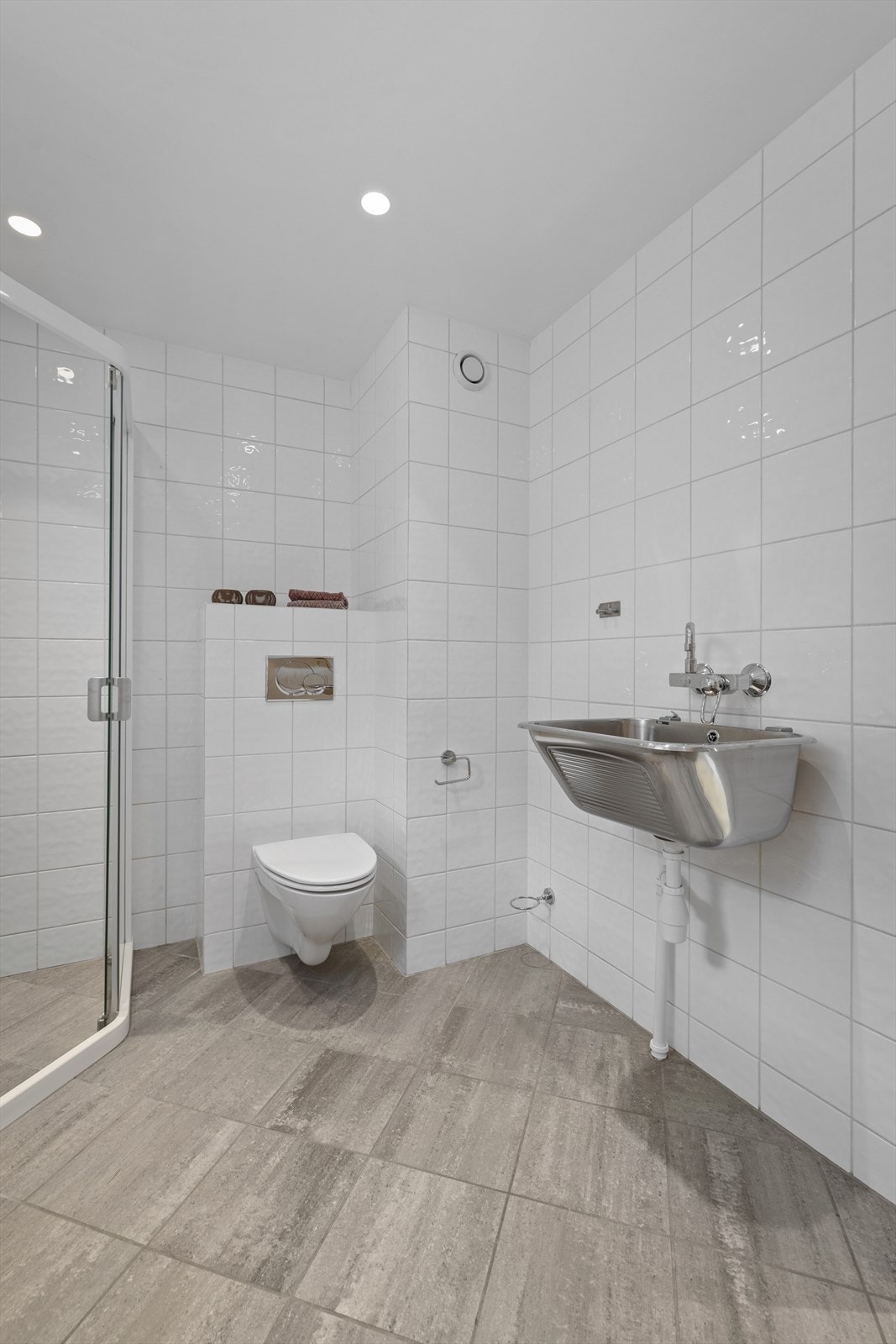 Bad/vaskerom med utslagsvask. Galleribilde