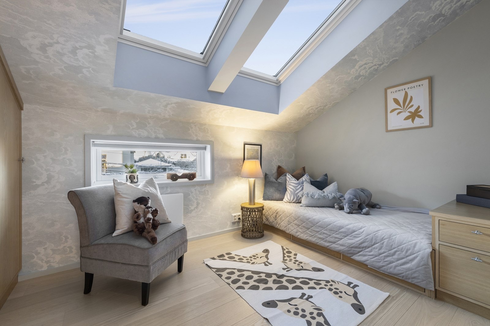 Soverom 2 har plassbygget seng med nattbord i tillegg til garderobe. Galleribilde