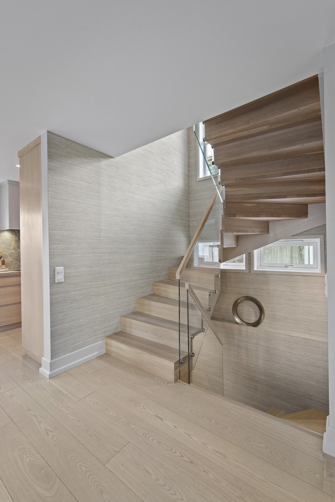 Vinduene i trappeoppgangen gir masse naturlig lys. Galleribilde