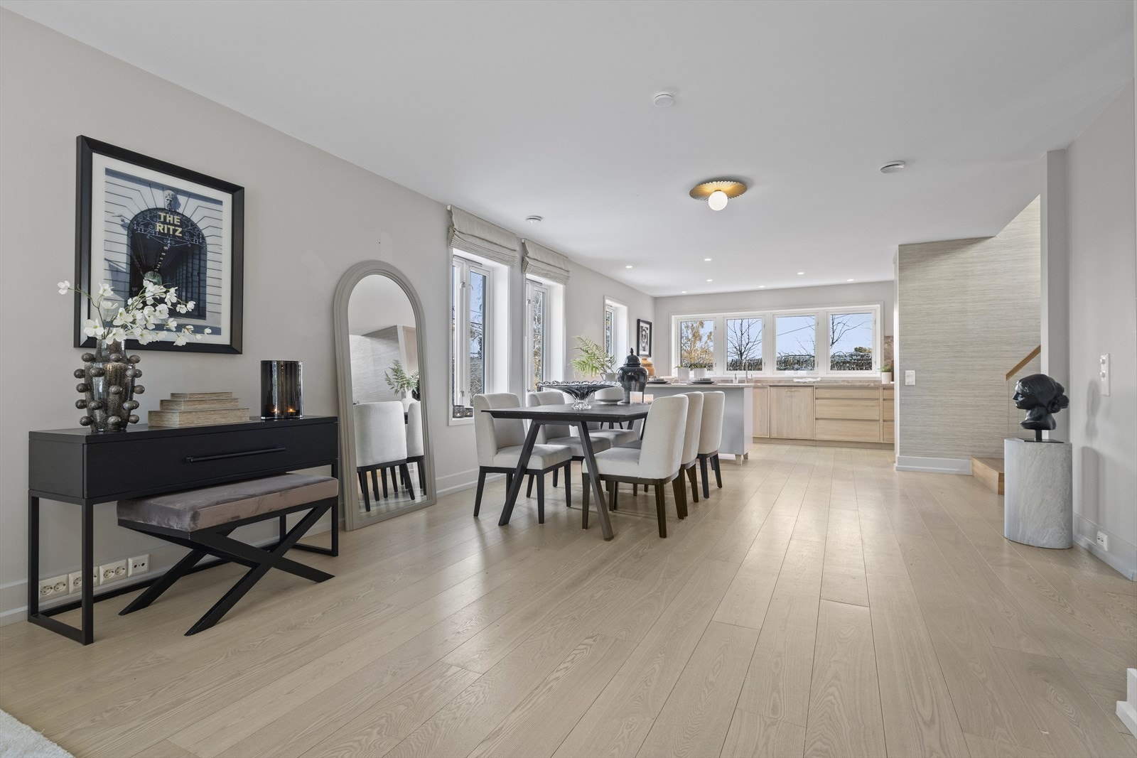 Stuen er malt i en delikat varm tone som harmonerer godt med tapeten i entreen og trappeløpet. Galleribilde