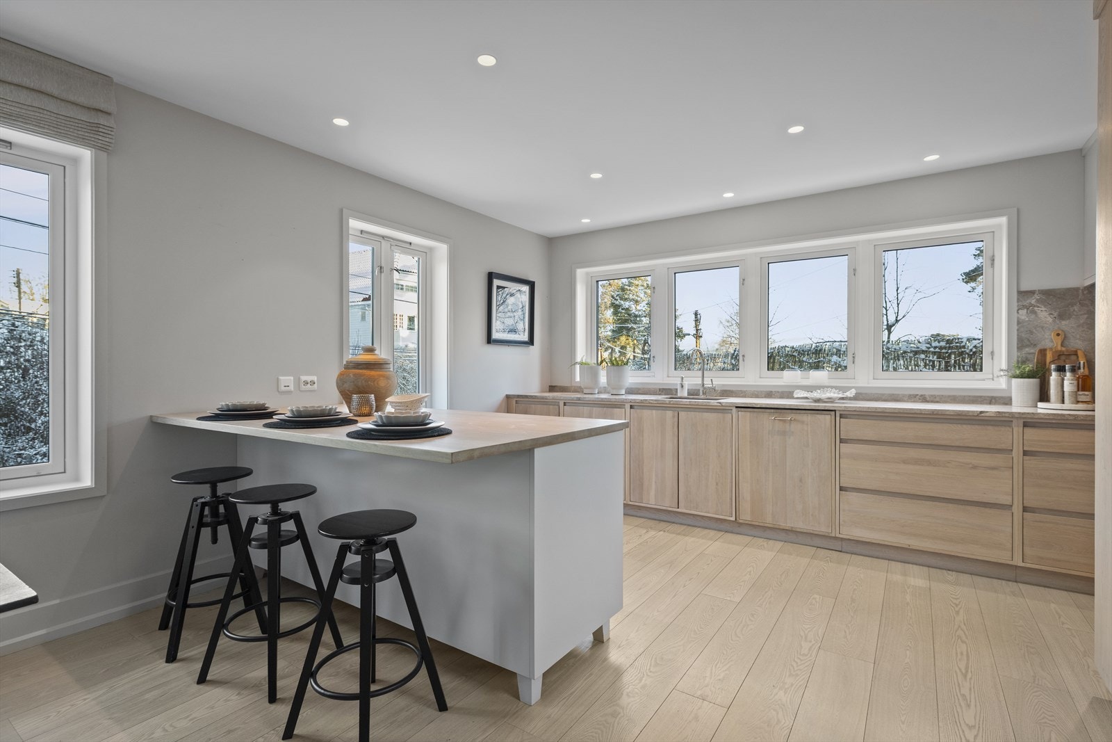 Praktisk kjøkkenøy mot spisestuen med barløsning. Galleribilde