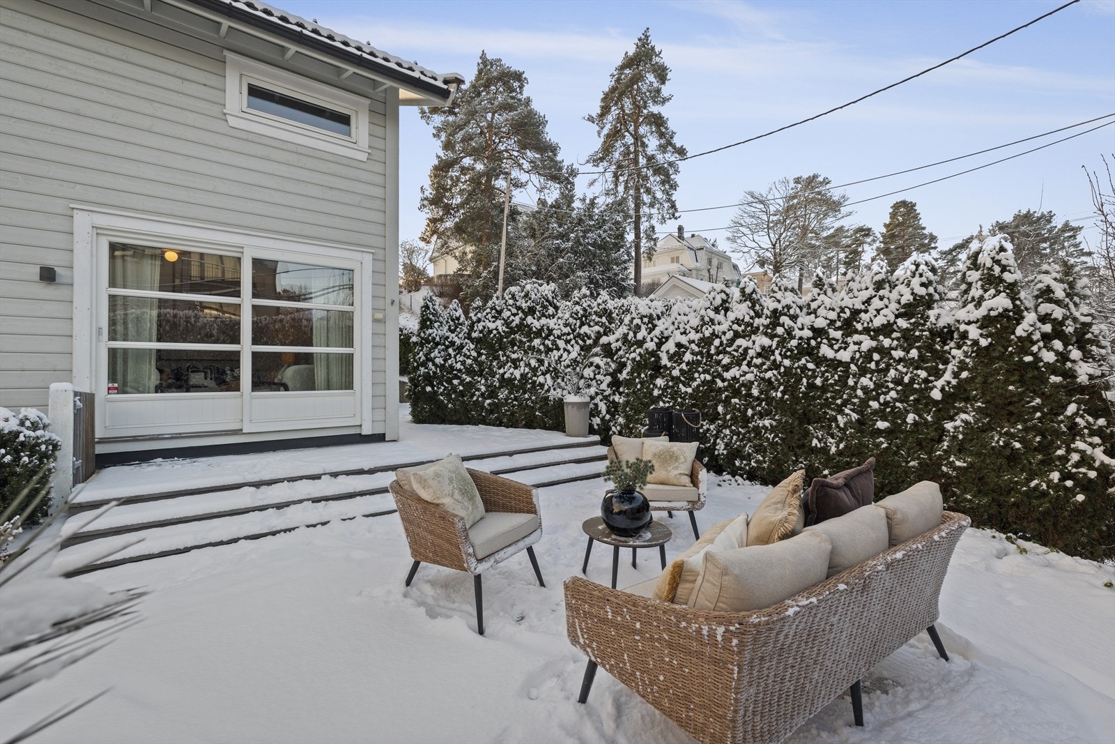 Det opplyses fra tidligere eier at det sommerstid er sol frem til ca. 21.00. Galleribilde