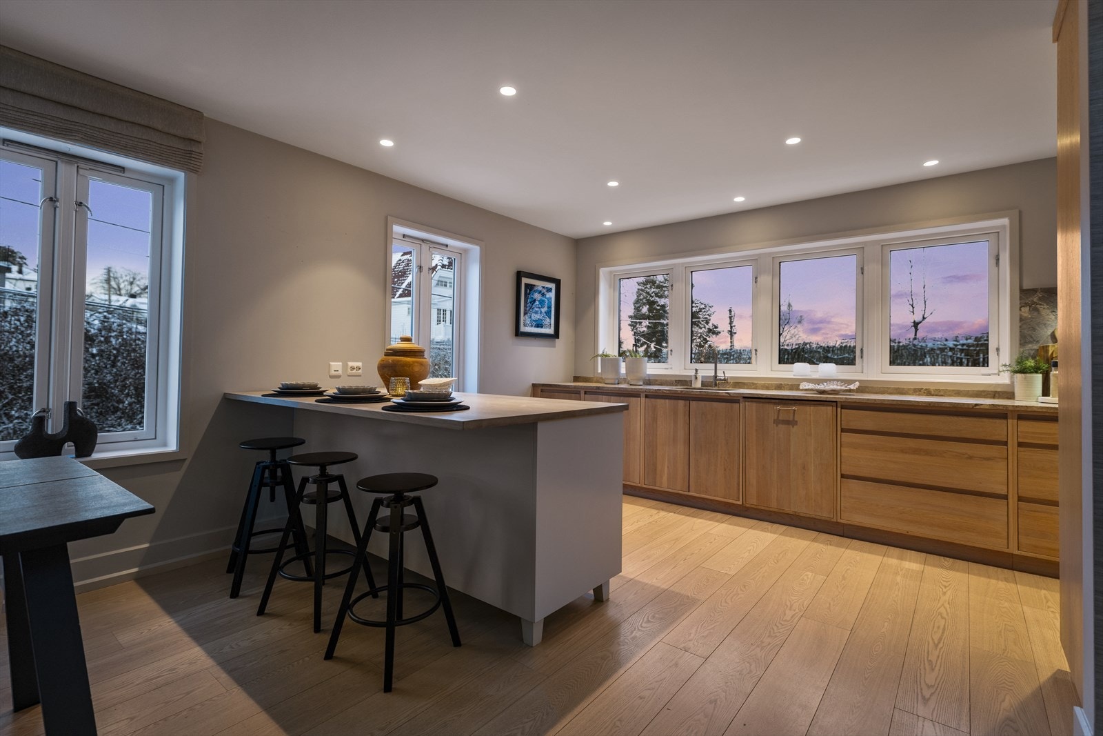 Kveldsstemning fra kjøkkenet. Galleribilde