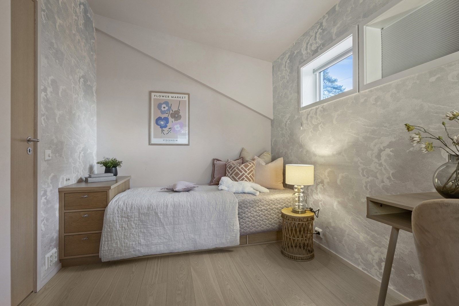 Soverom 3 i 2.etg. Også her er det plassbygget seng med nattbord/kommode. Galleribilde