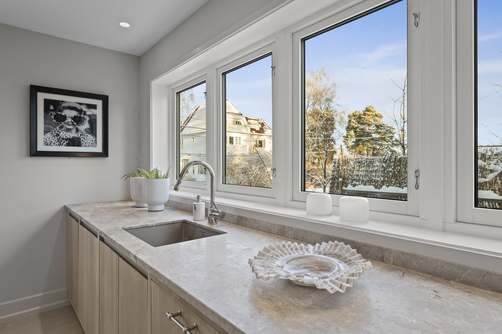 Underlimt oppvaskkum med ett-greps armatur. Galleribilde