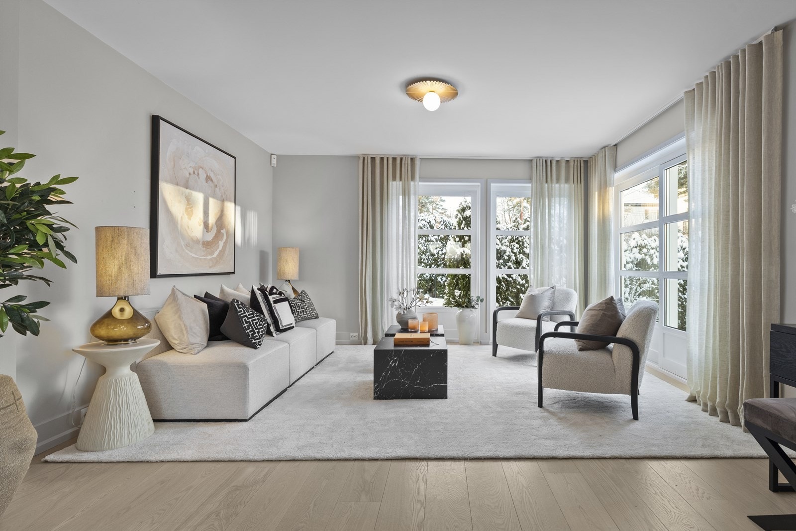 Lys og innbydende stue med store vindusflater ut mot terrassen og hagen. Galleribilde