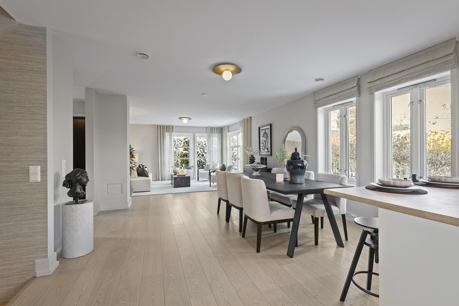 Pipeløp i stuen, det er ikke undersøkt muligheten for å tilkoble ildsted. Galleribilde