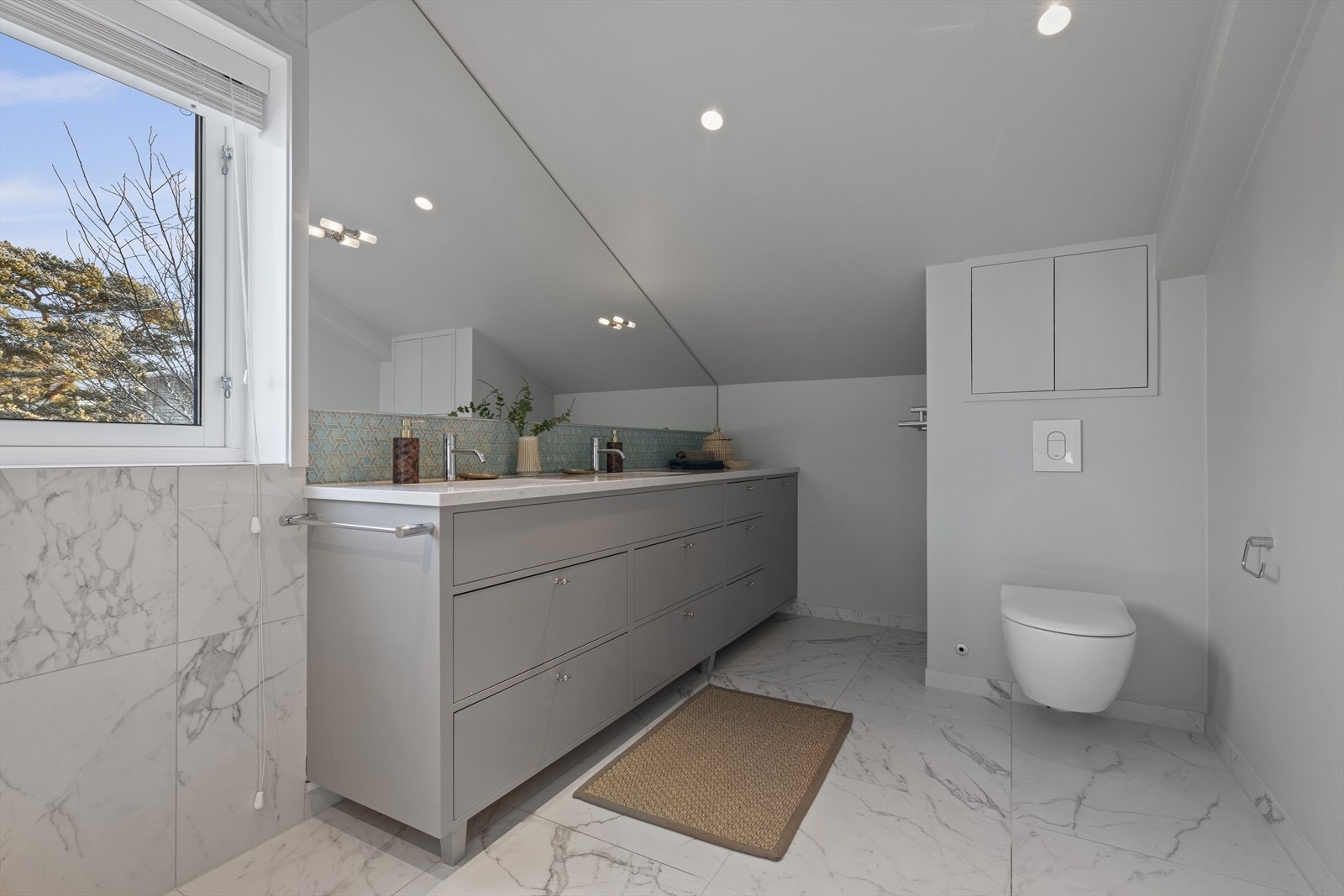 Innredningen er bygget av Risør Snekkeri AS. Det er elektriske varmekabler i gulvet. Galleribilde