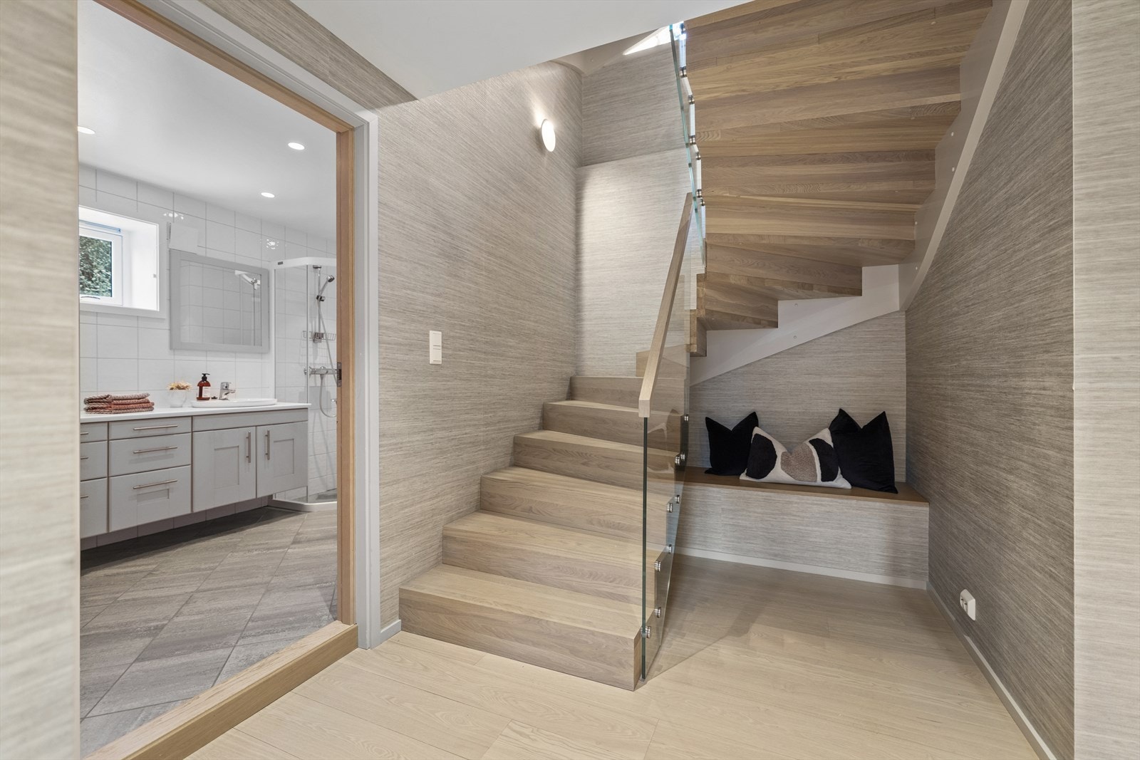 Trapp opp til 1.etg. Den lekre tapeten strekker seg fra underetasjen opp til 2.etg. Galleribilde