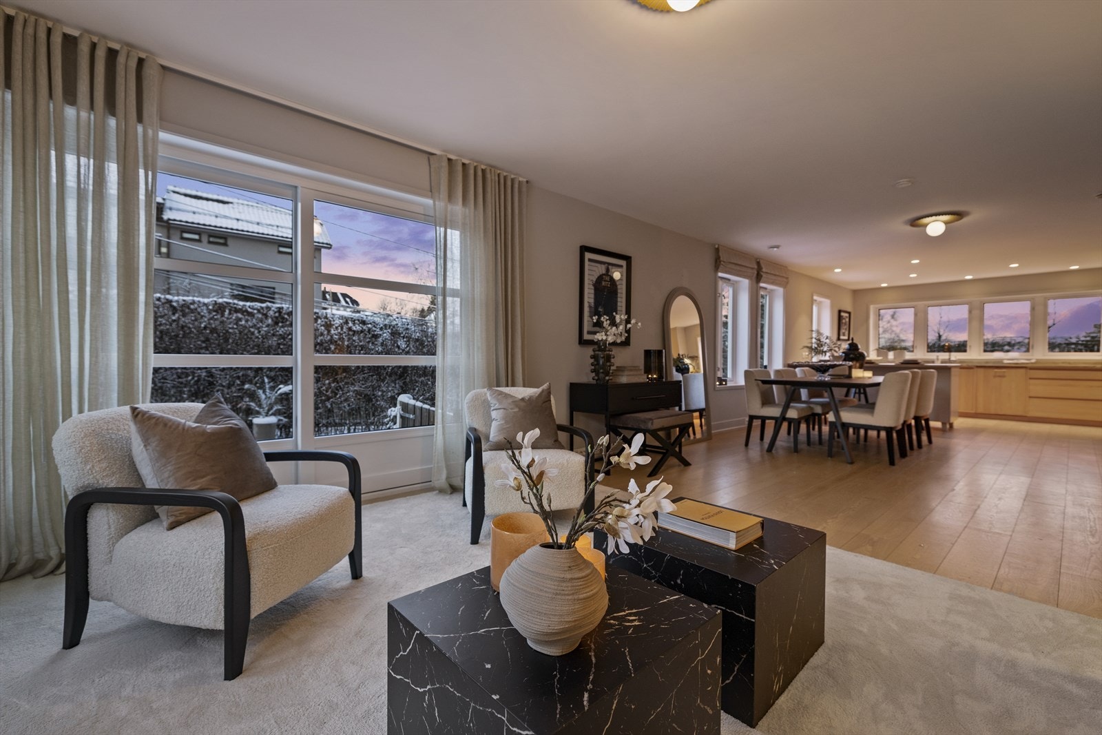 Kveldsstemning fra stuen. Galleribilde