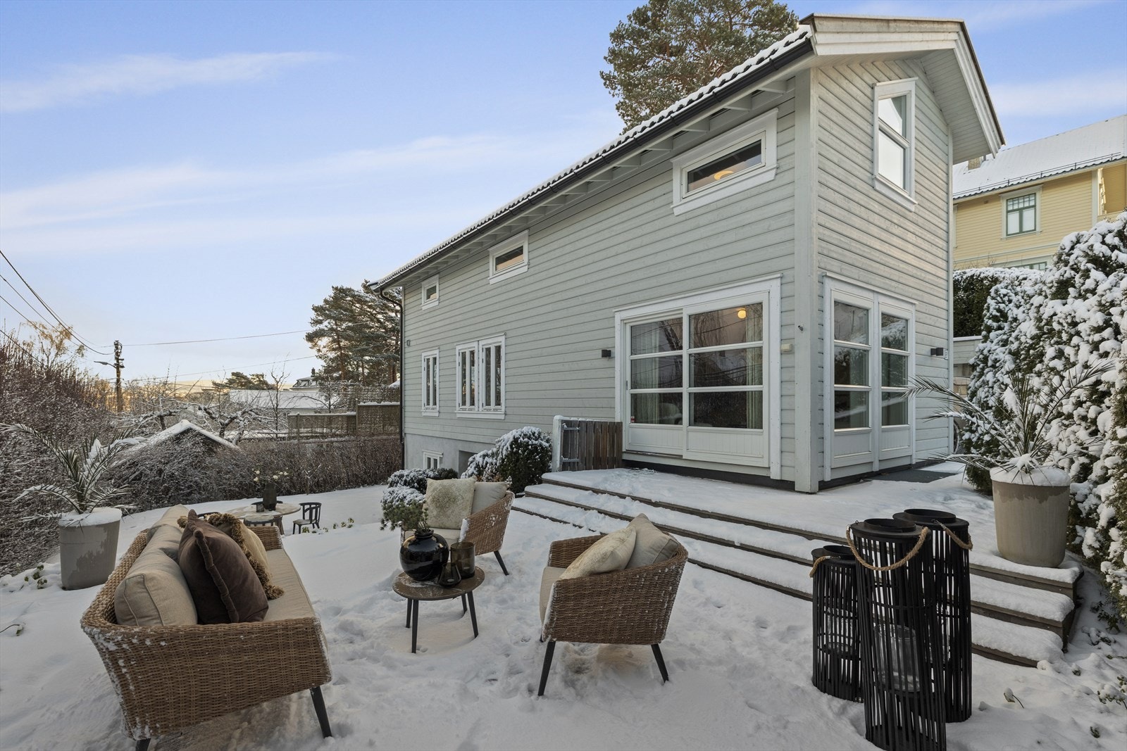 Stor uteplass med gode solforhold sommerstid. Galleribilde