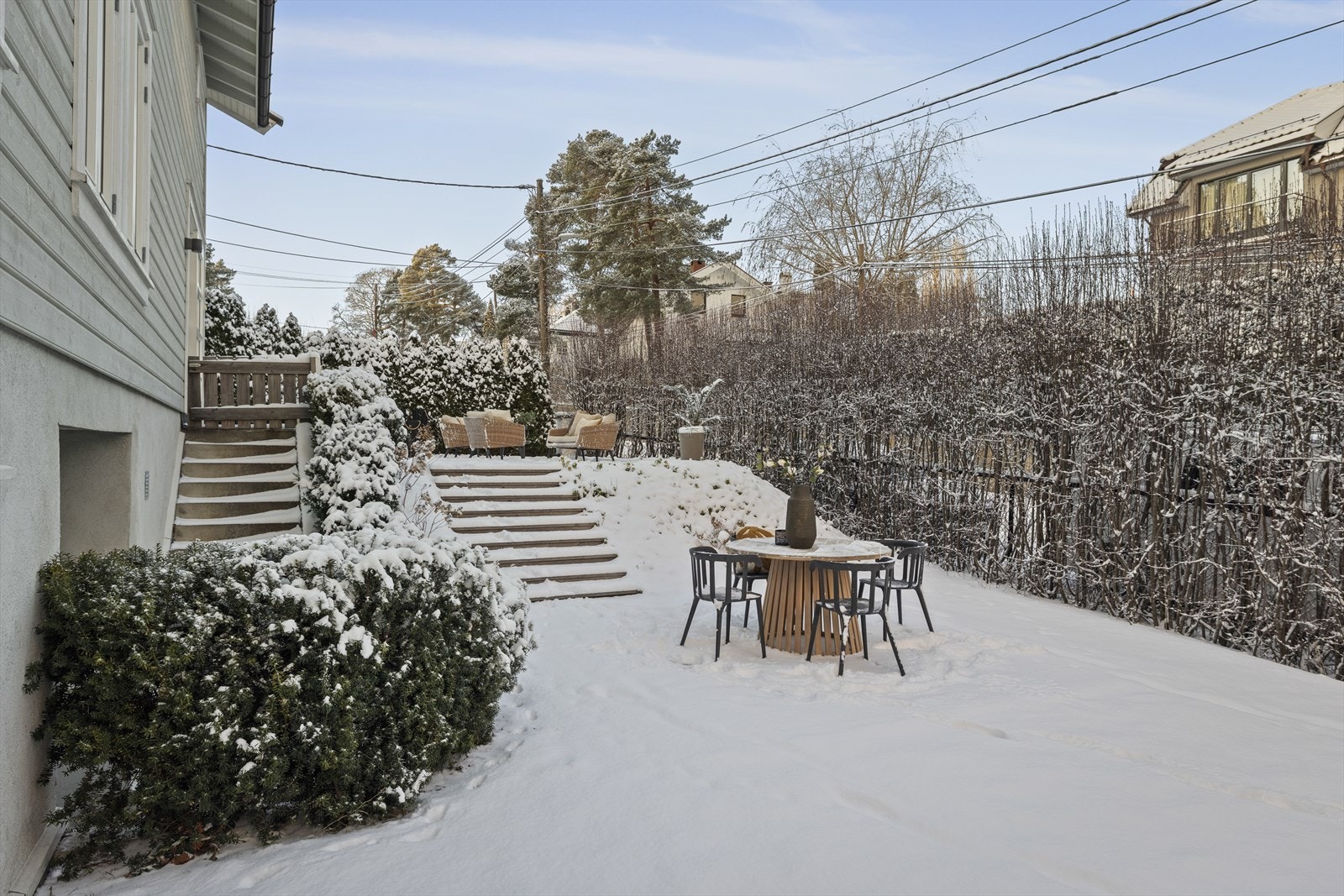 Egen trapp ned til kjellerinngangen. Galleribilde